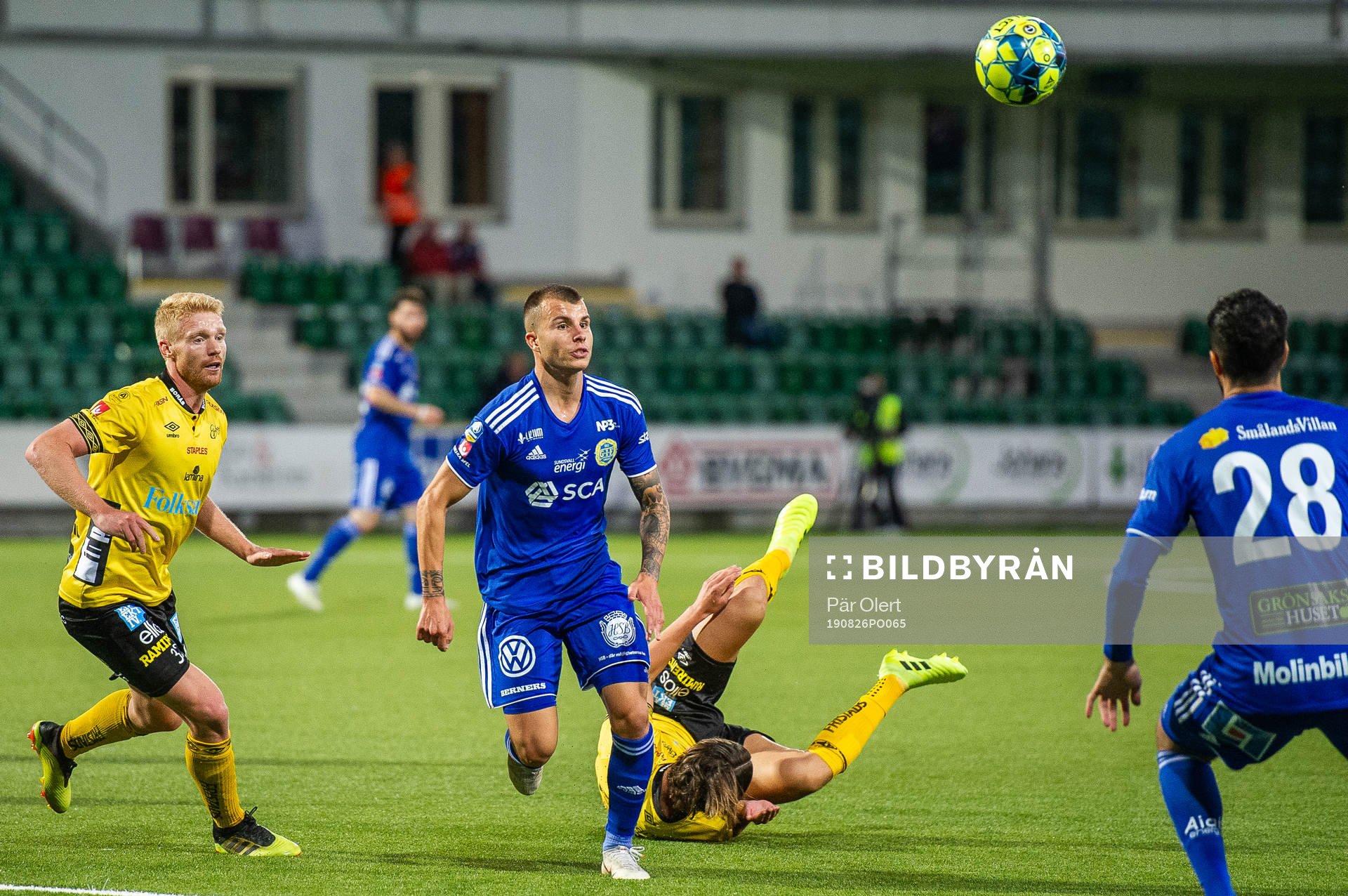 Elfsborgs Stian Rode Gregersen och Sundsvalls Pol Roige Rodriguez under fotbollsmatchen i Allsvenskan mellan GIF Sundsvall och Elfsborg den 26 augusti 2019 i Sundsvall.