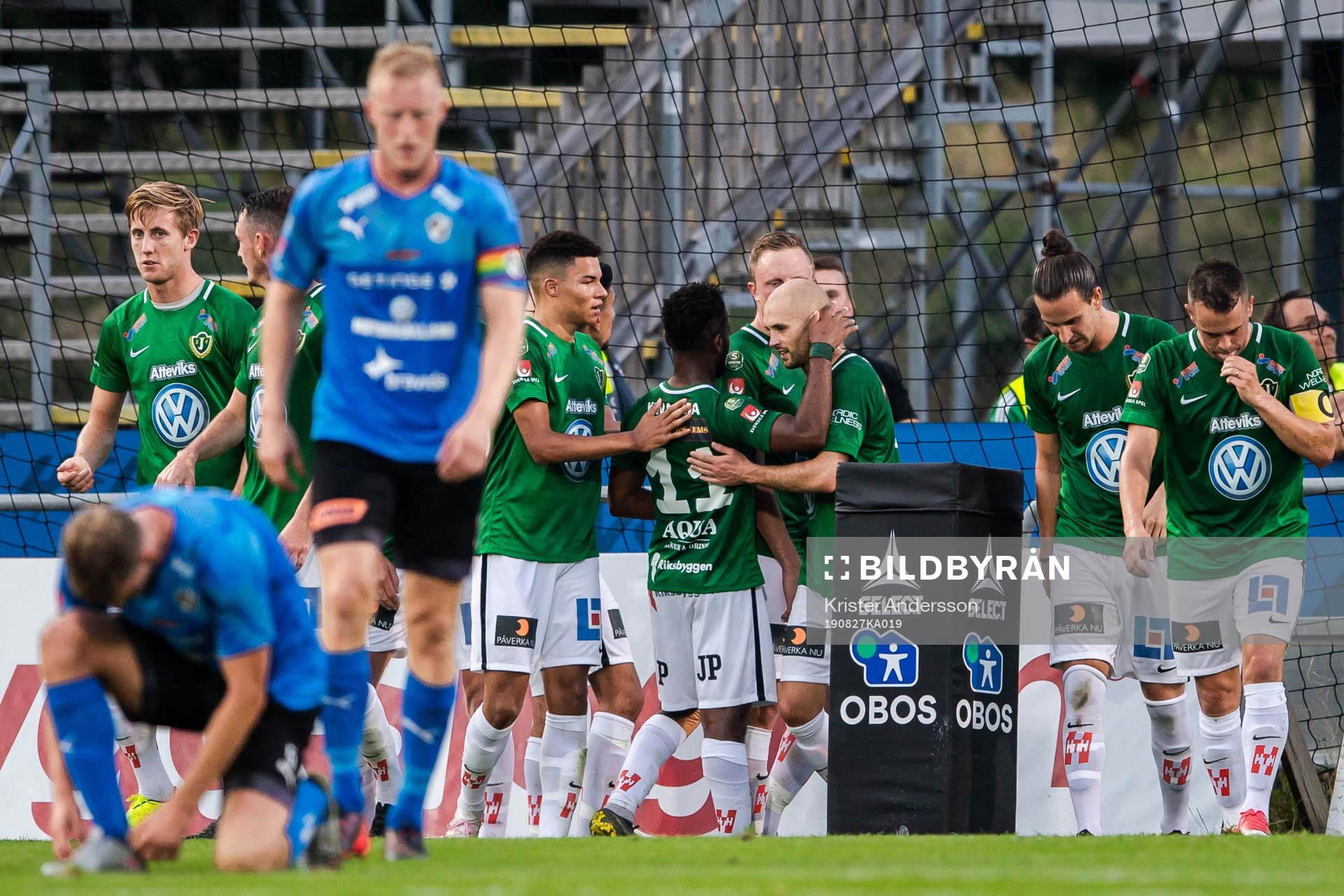 Jönköpings Tom Siwe jublar med lagkamrater