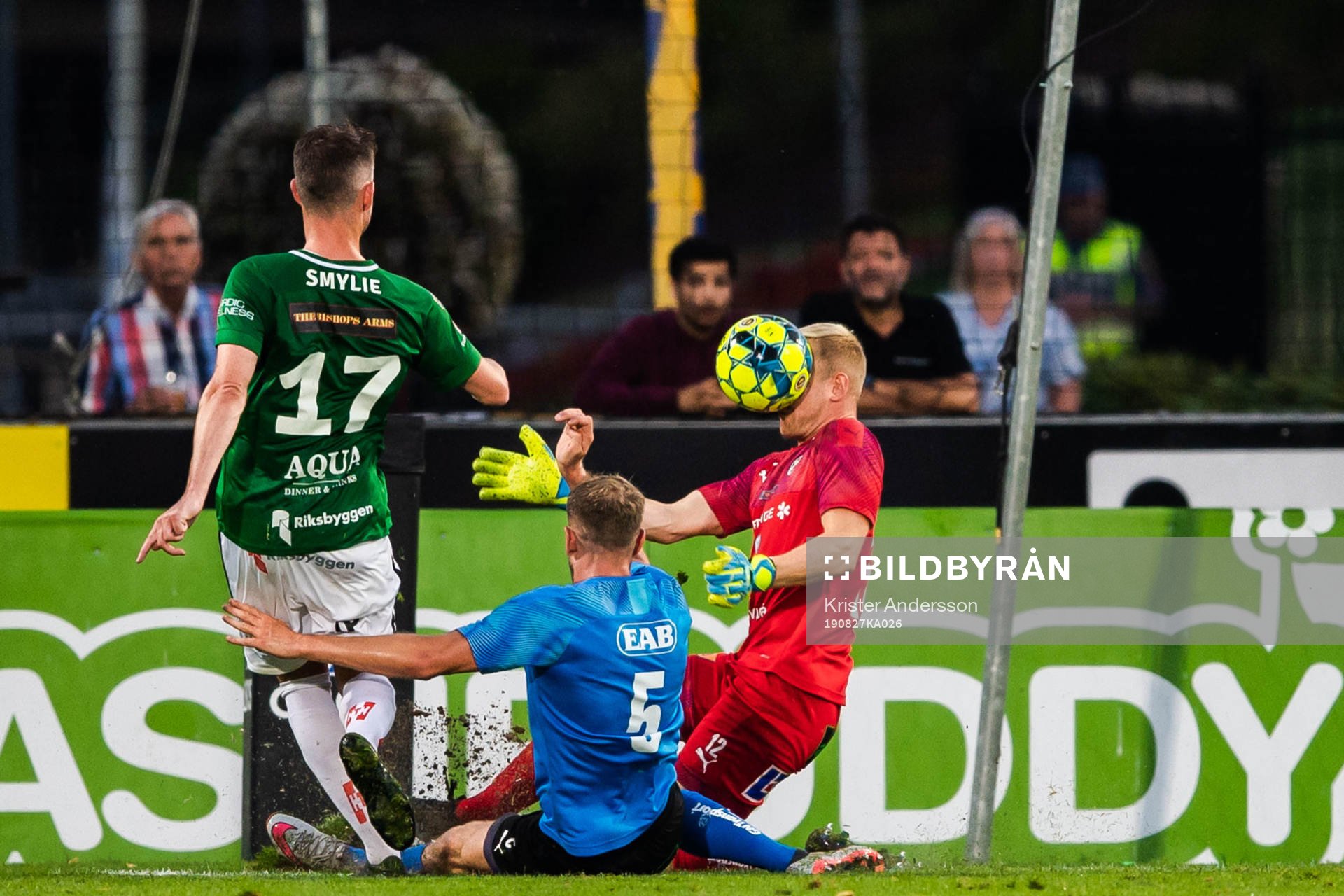 Halmstads målvakt Malte Påhlsson räddar ett skott från