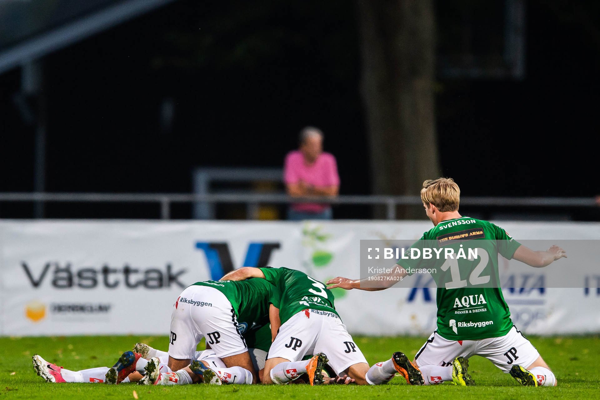 Jönköpings Fredric Fendrich jublar med lagkamrater