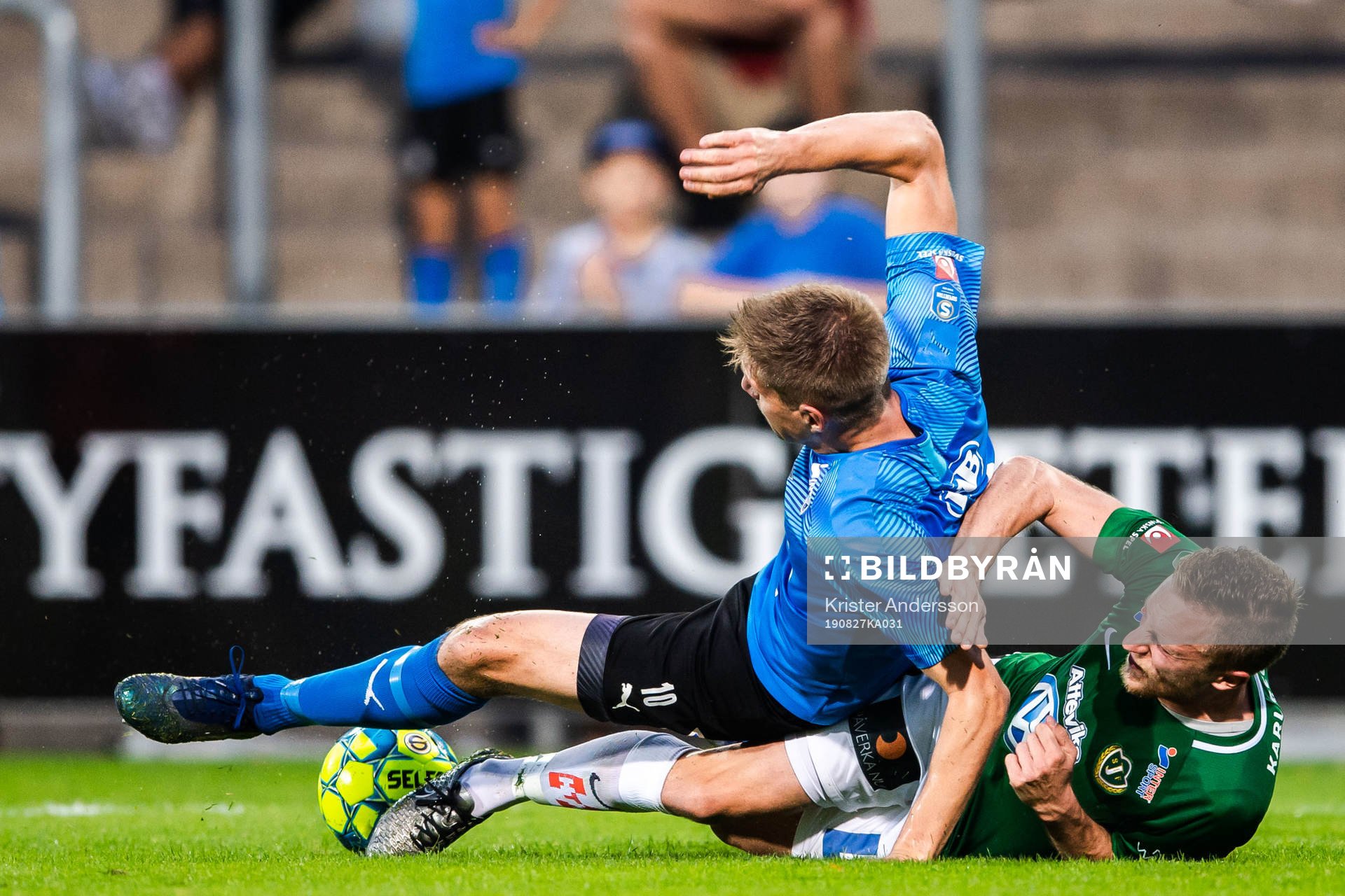 Halmstads Mikael Boman och Jönköpings Joakim Karlsson under fotbollsmatchen i Superettan mellan Halmstad och Jönköping den 27 augusti 2019 i Halmstad.