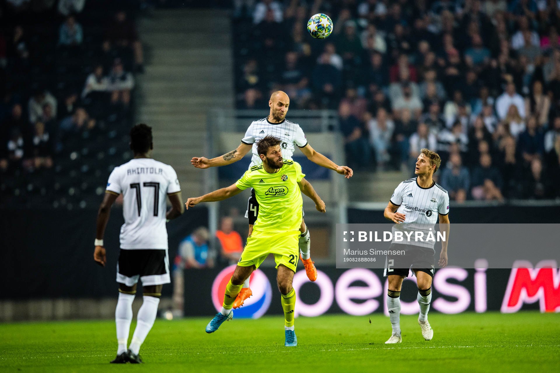 Tore Reginiussen of Rosenborg and Bruno Petkovic of Dinamo