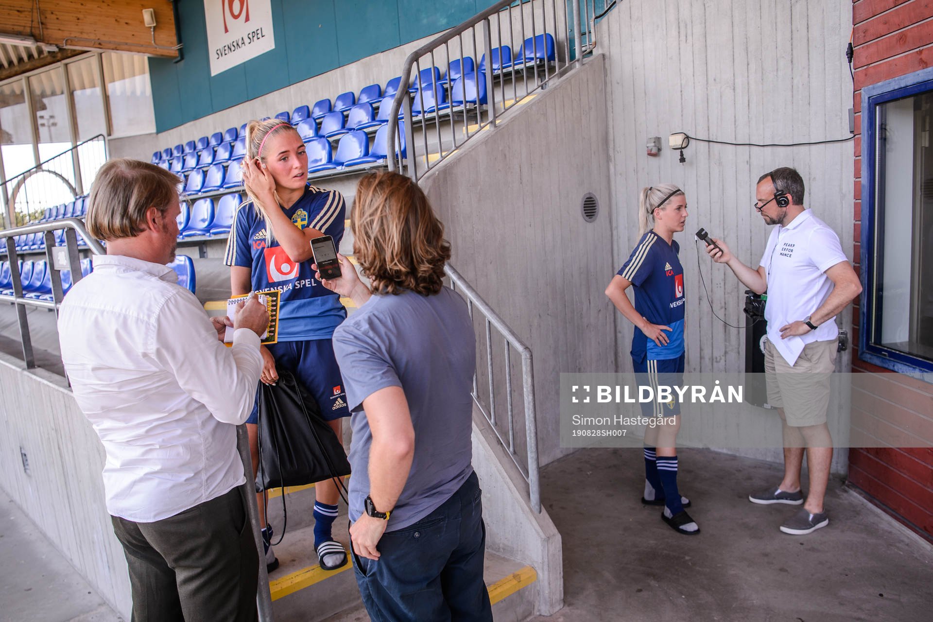 Ronja Aronsson and Olivia Schough of the Swedish national