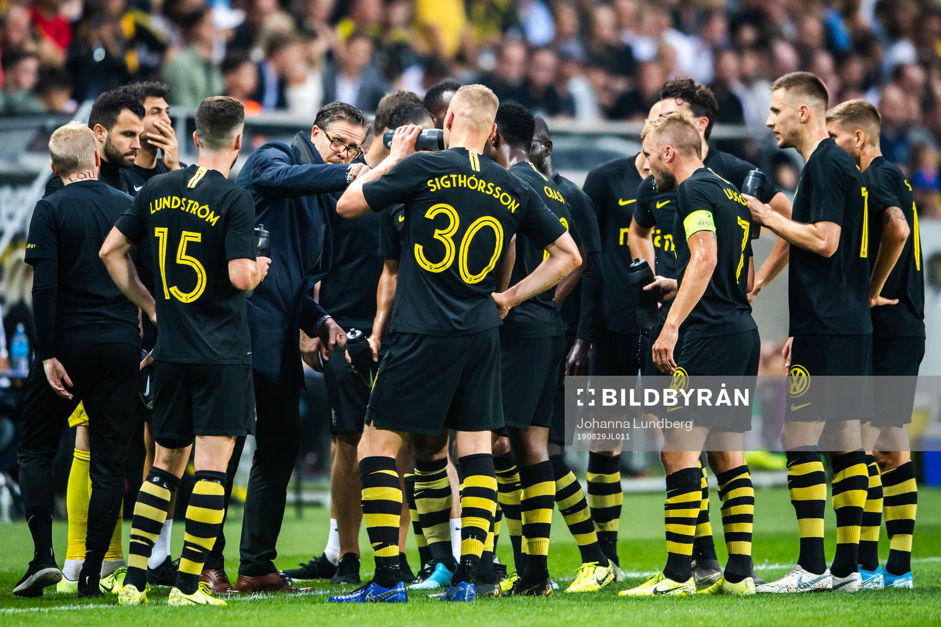 Rikard Norling, head coach of AIK in a discussion with the players during the Europa League qualifying match between AIK and Celtic on August 29, 2019 in Stockholm.