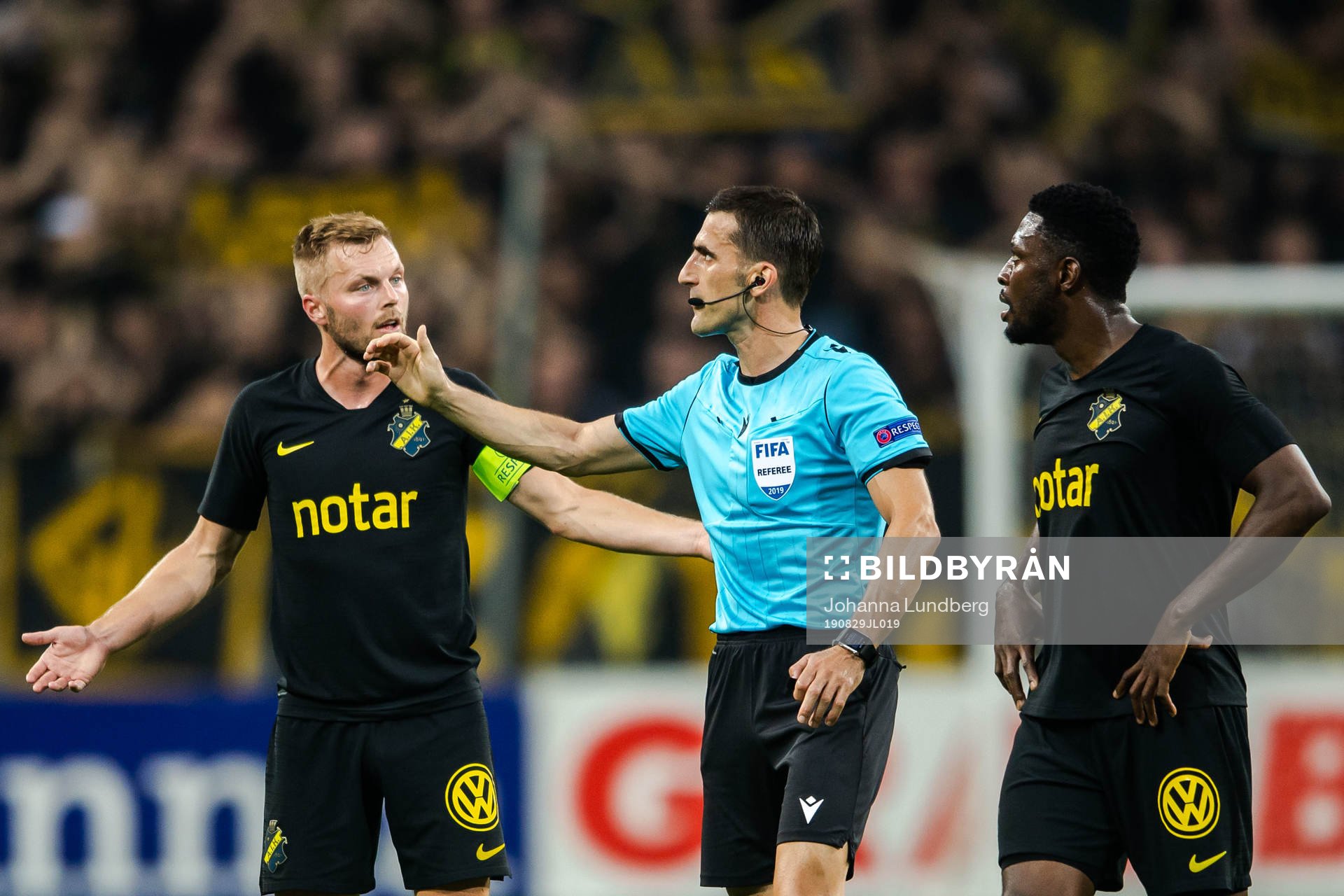 Sebastian Larsson of AIK in a discussion with referee