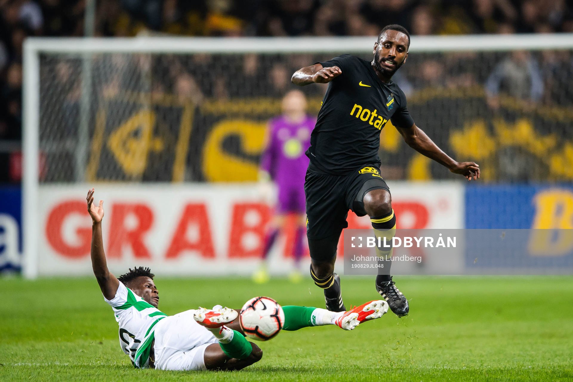 Vakound Issouf Bayo of Celtic and Henok Goitom of AIK