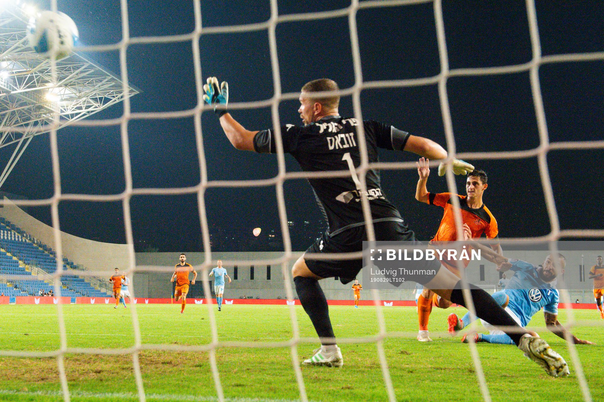 Guillermo Molins scores 0-1 behind goalkeeper Emilijus