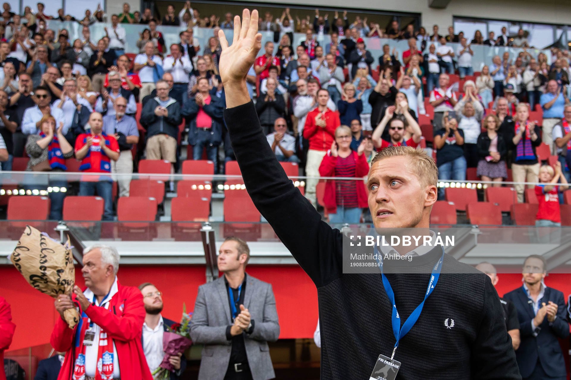 Helsingborgs målvakt Pär Hansson tackas av