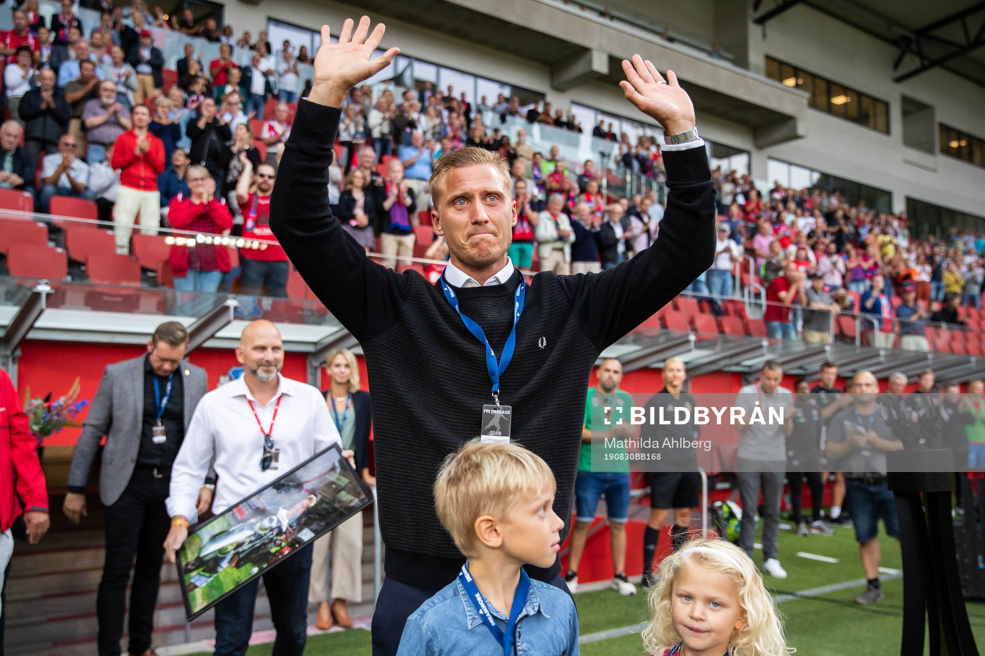 Helsingborgs målvakt Pär Hansson tackas av