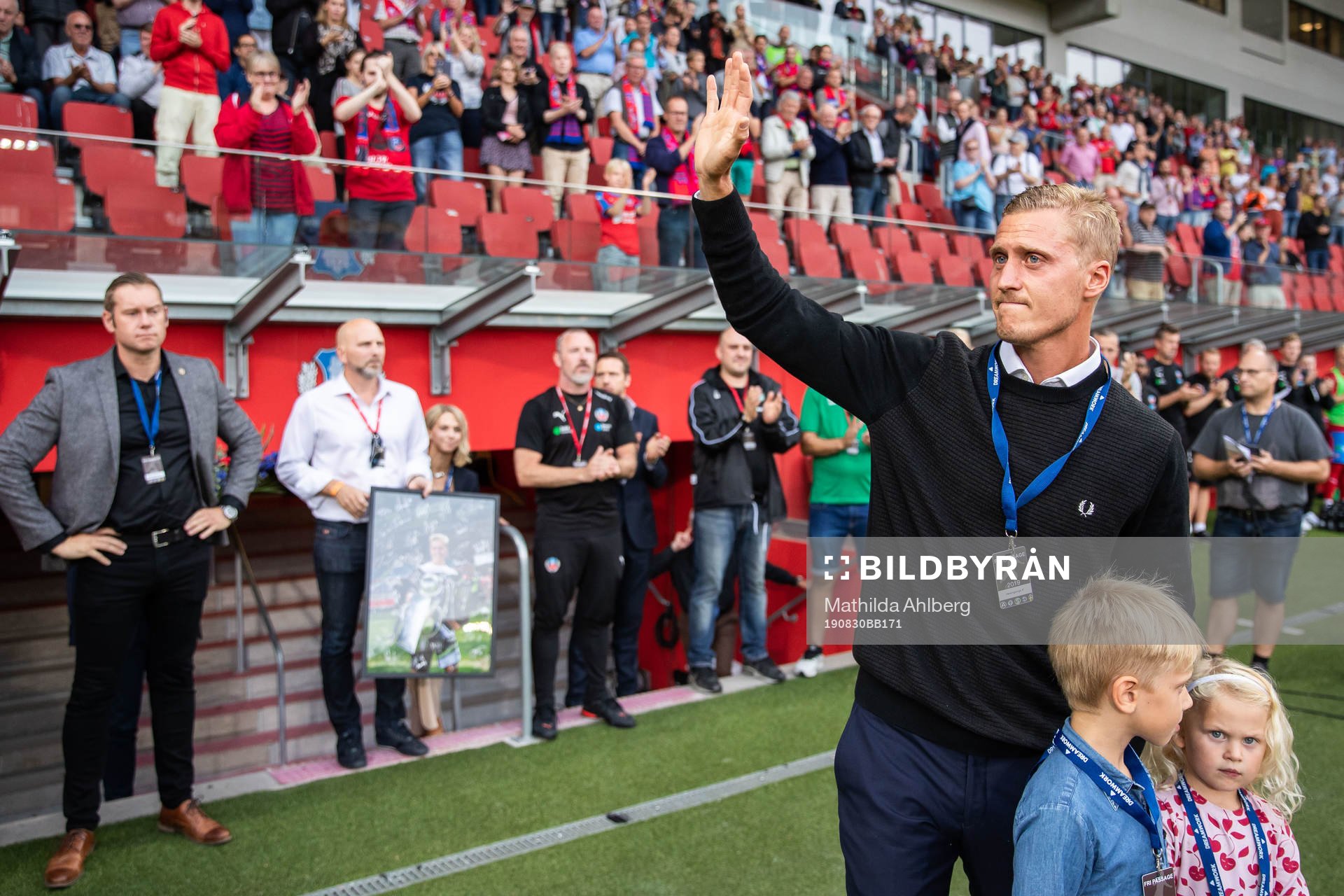 Helsingborgs målvakt Pär Hansson tackas av