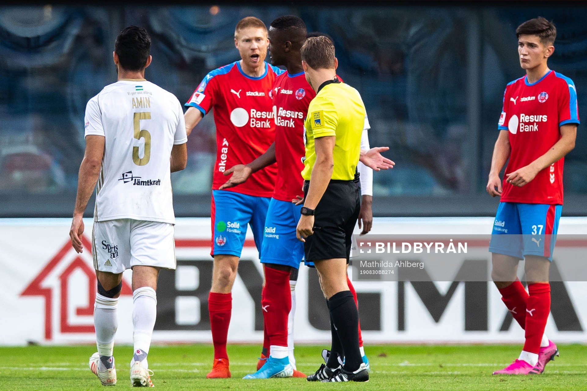 Helsingborgs Markus Holgersson i diskussion med domare