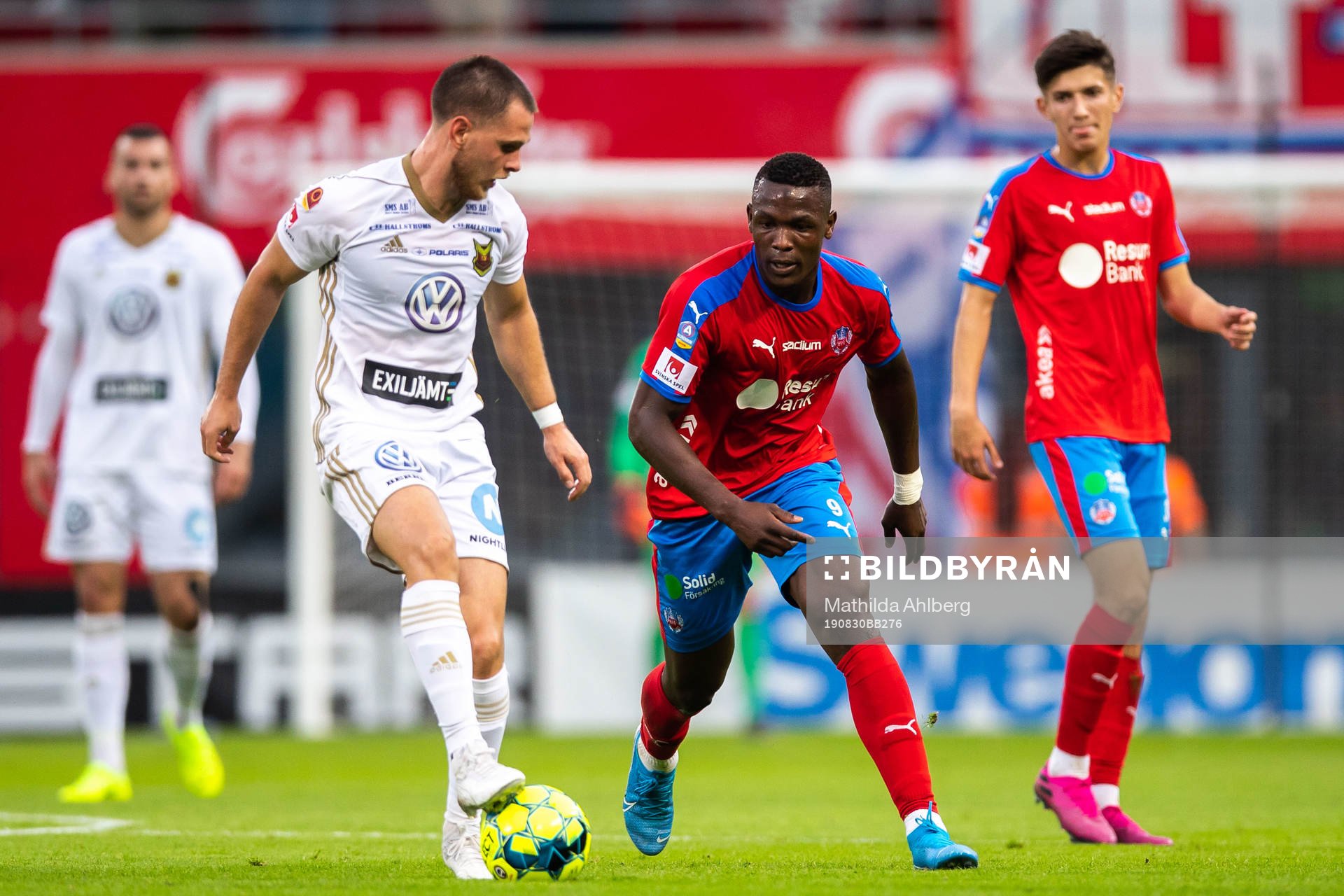 Östersunds Charlie Colkett och Helsingborgs Alhaji Gero