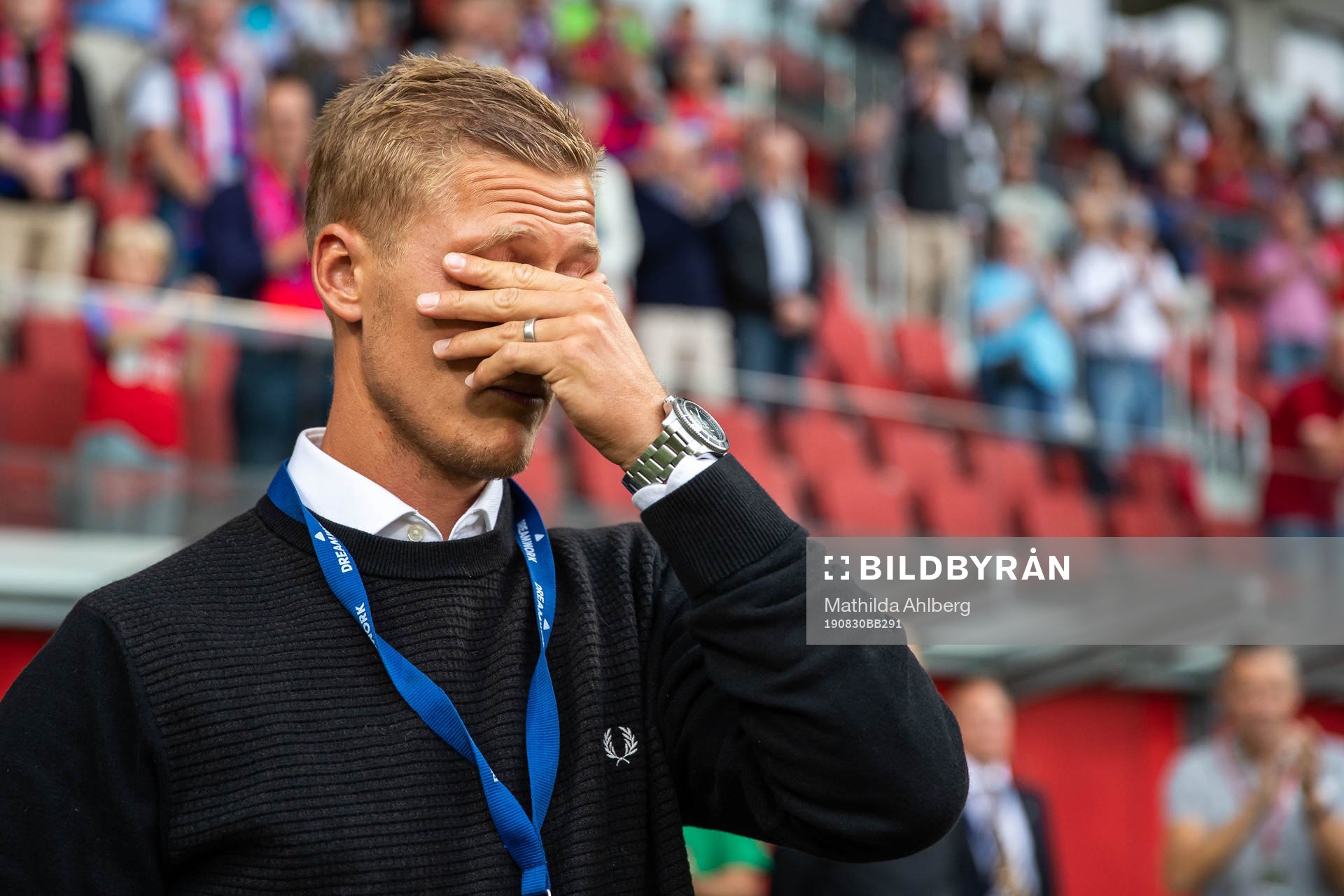 Helsingborgs målvakt Pär Hansson i tårar när han tackas