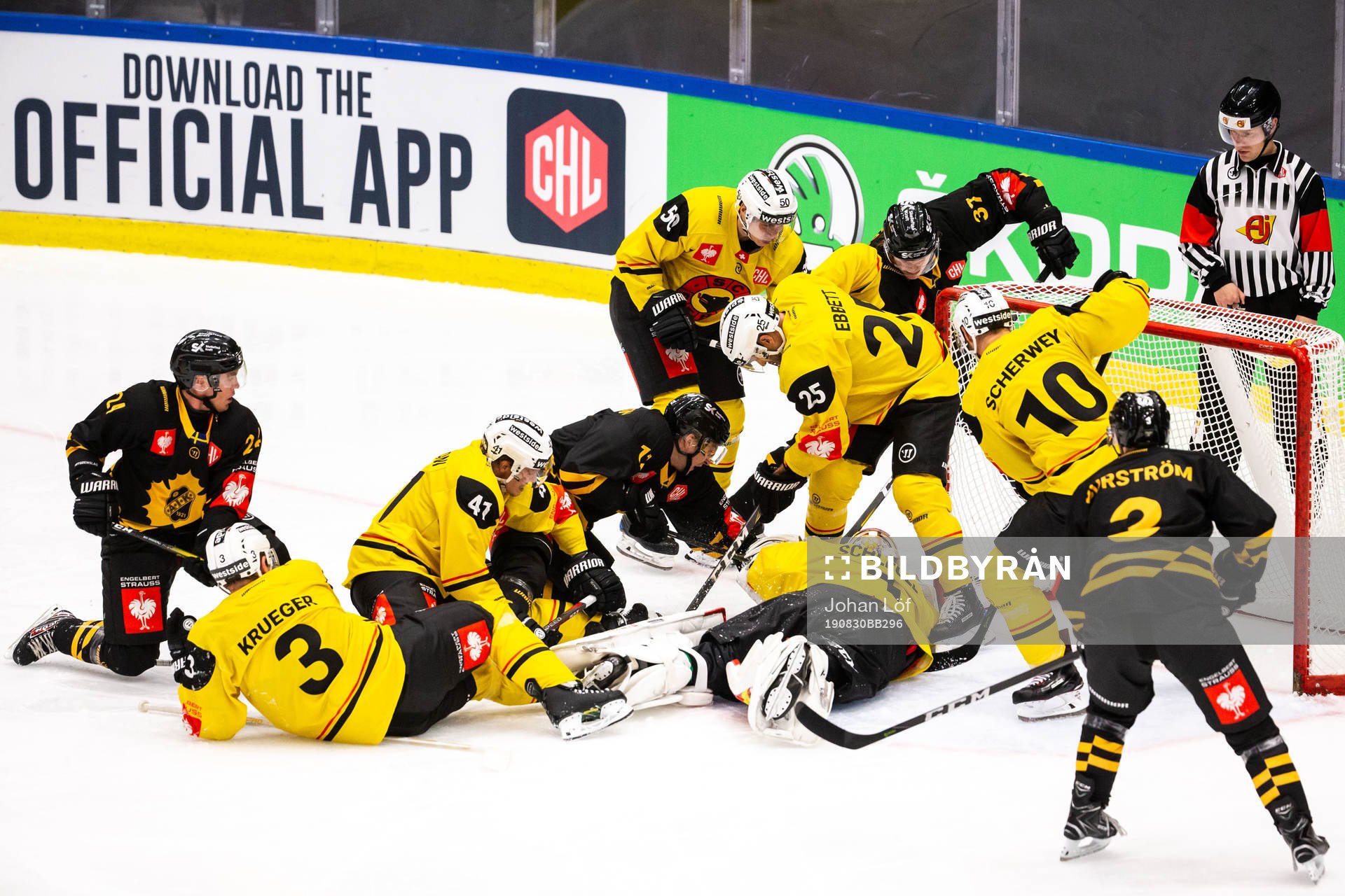 Andrew Ebbett of Bern against Albin Eriksson of Skellefteå