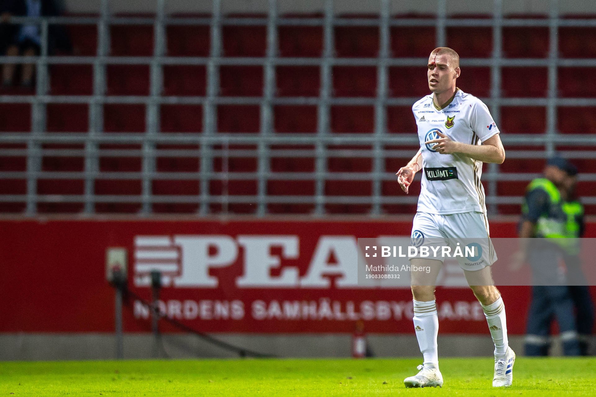 Östersunds Thomas Isherwood blöder från huvet