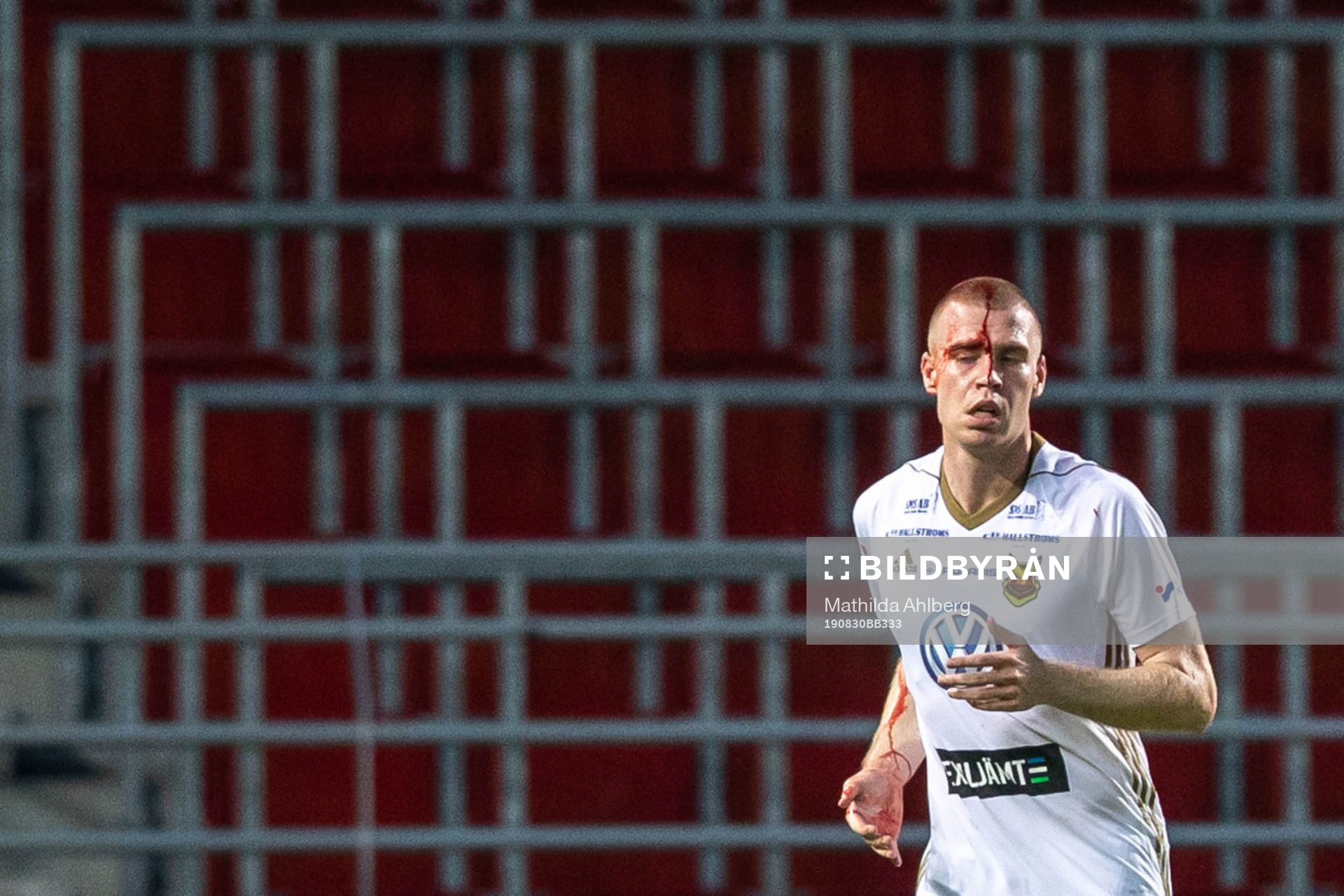 Östersunds Thomas Isherwood blöder från huvet