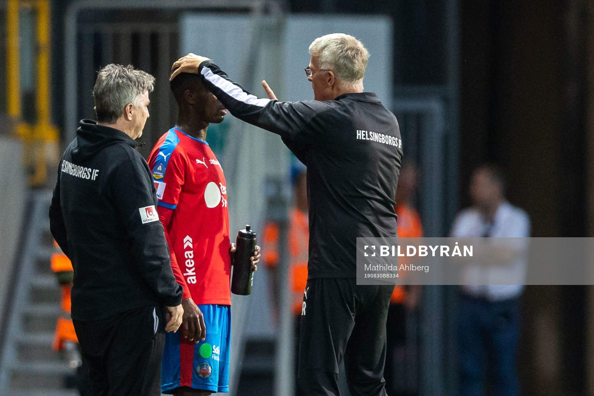 Helsingborgs Mohammed Abubakari kollas till efter en nickduell under fotbollsmatchen i Allsvenskan mellan Helsingborg och Östersund den 30 augusti  2019 i Helsingborg . 