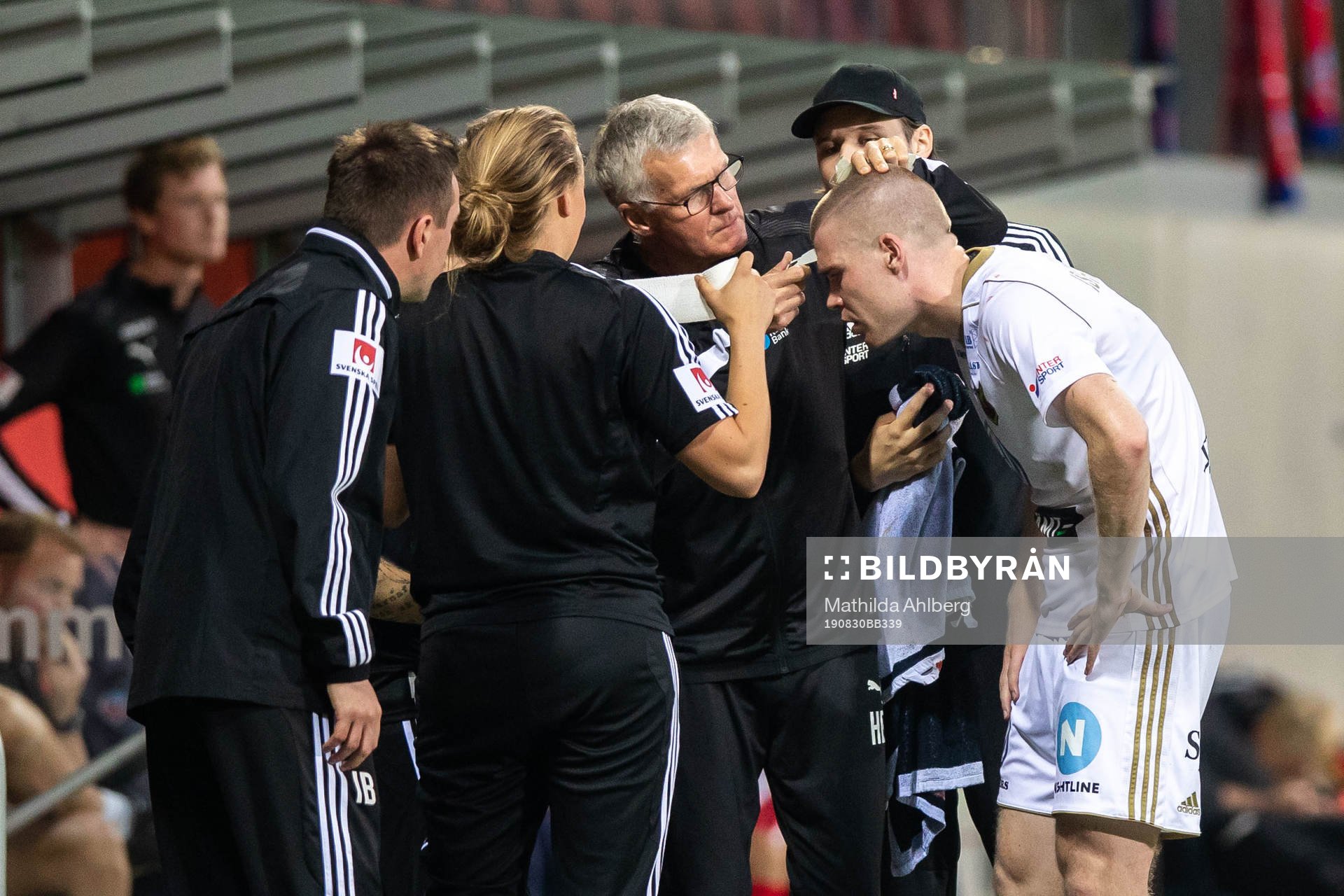 Östersunds Thomas Isherwood bandageras runt huvet
