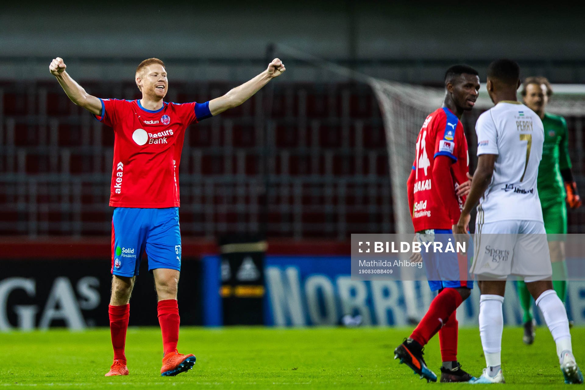 Helsingborgs Markus Holgersson jublar efter fotbollsmatchen i Allsvenskan mellan Helsingborg och Östersund den 30 augusti 2019 i Helsingborg .