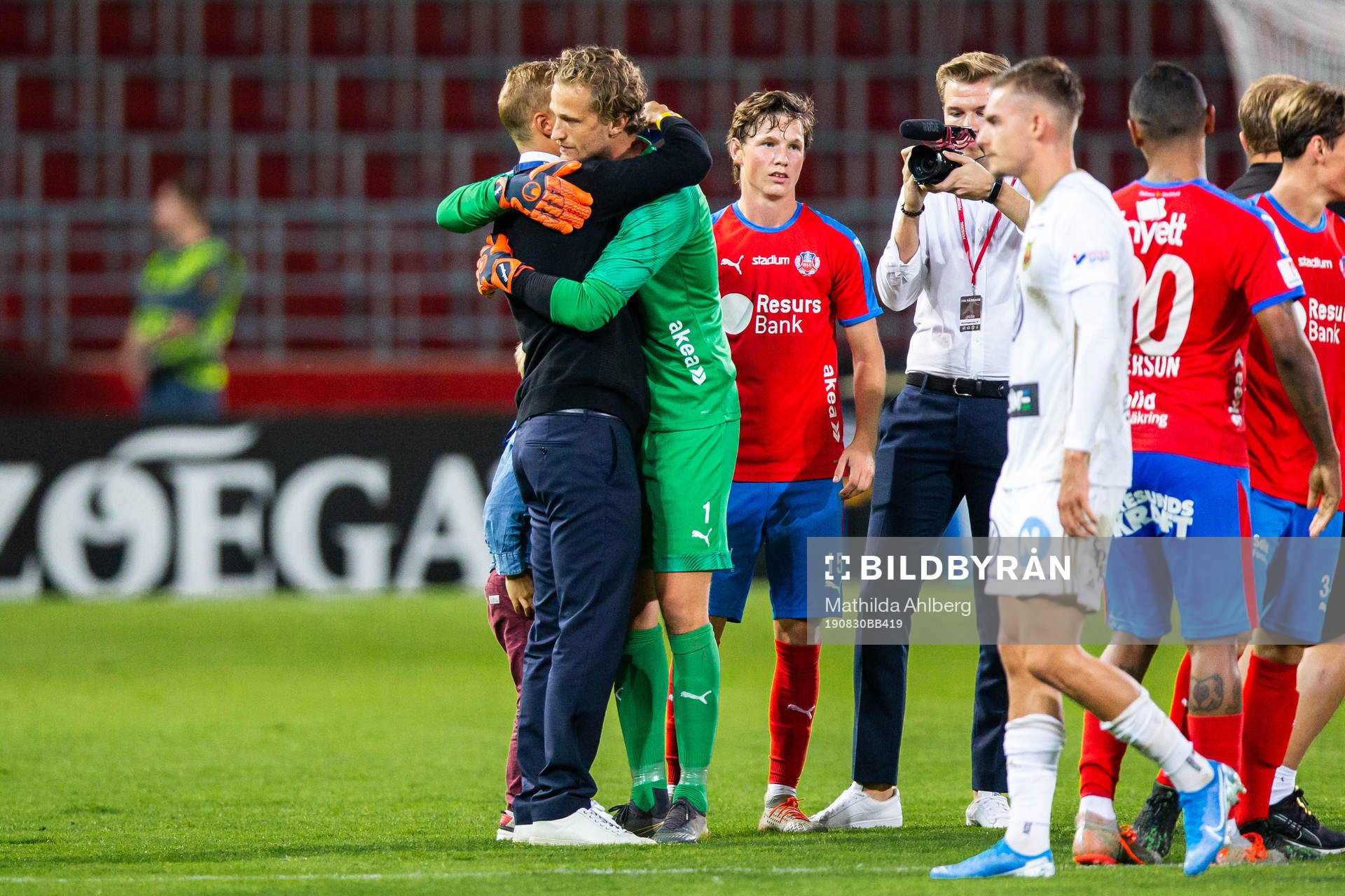 Helsingborgs målvakt Anders Lindegaard kramar om målvakt