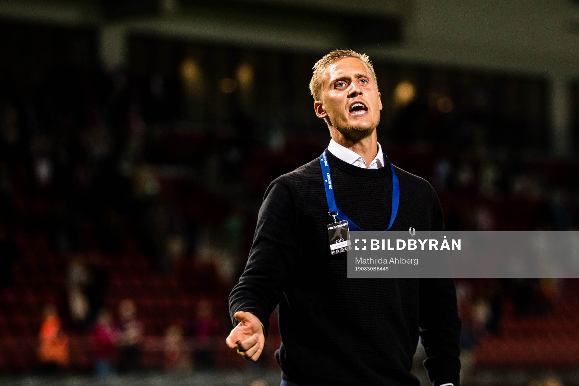 Helsingborgs målvakt Pär Hansson ledar klacksången efter fotbollsmatchen i Allsvenskan mellan Helsingborg och Östersund den 30 augusti 2019 i Helsingborg .