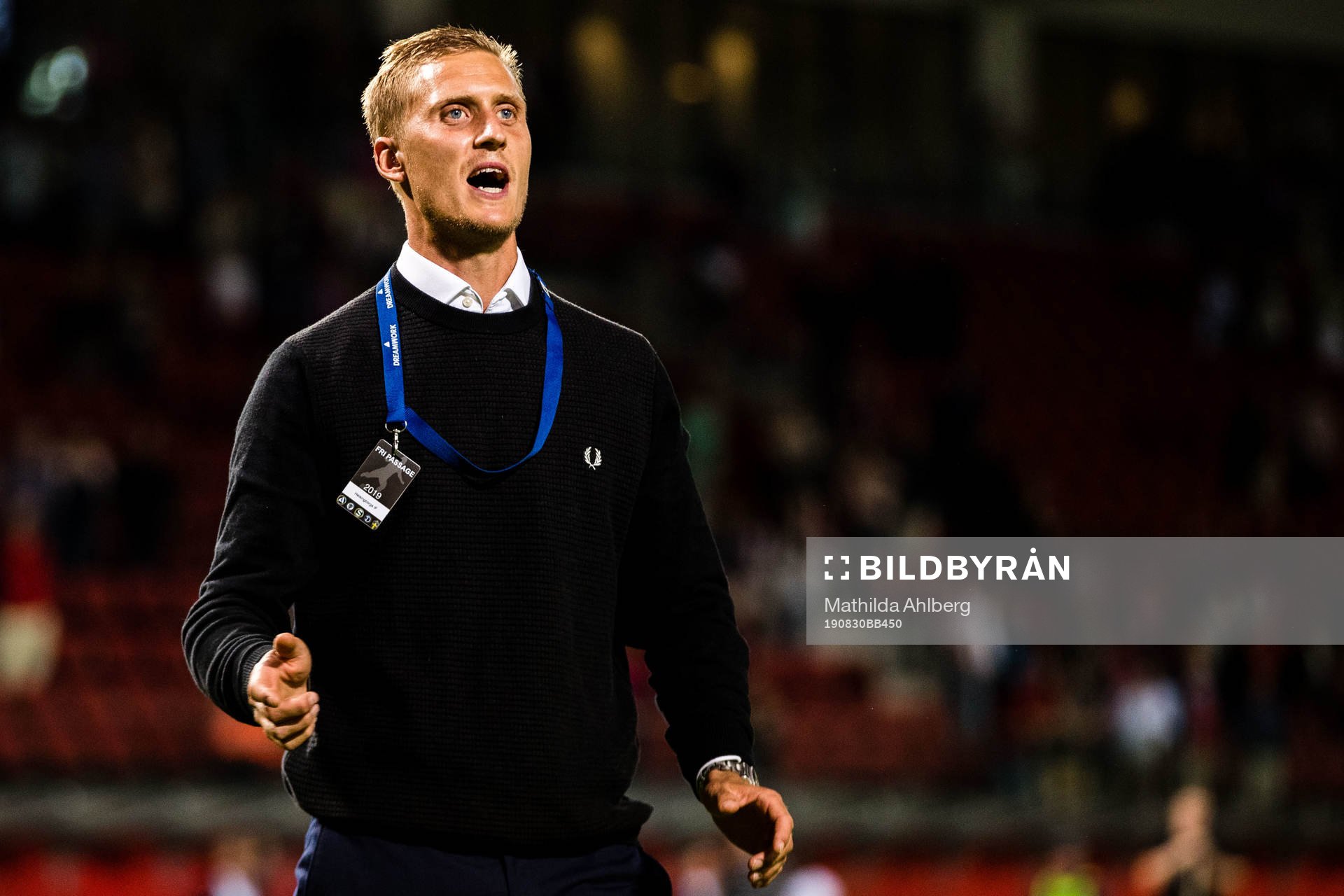 Helsingborgs målvakt Pär Hansson ledar klacksången efter fotbollsmatchen i Allsvenskan mellan Helsingborg och Östersund den 30 augusti 2019 i Helsingborg .