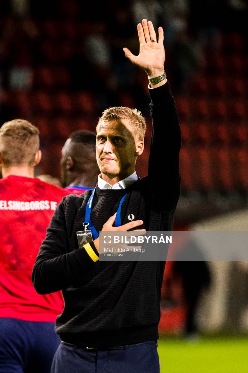 Helsingborgs målvakt Pär Hansson ledar klacksången efter fotbollsmatchen i Allsvenskan mellan Helsingborg och Östersund den 30 augusti 2019 i Helsingborg .