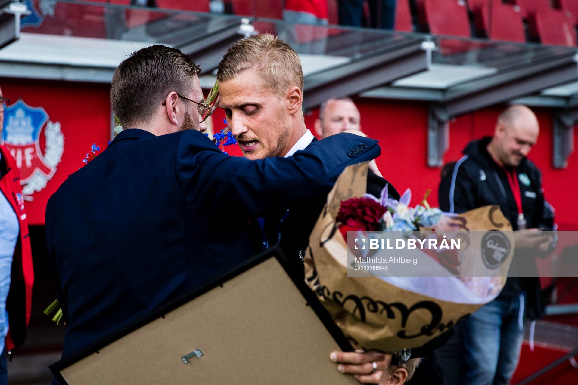 Helsingborgs målvakt Pär Hansson tackas av