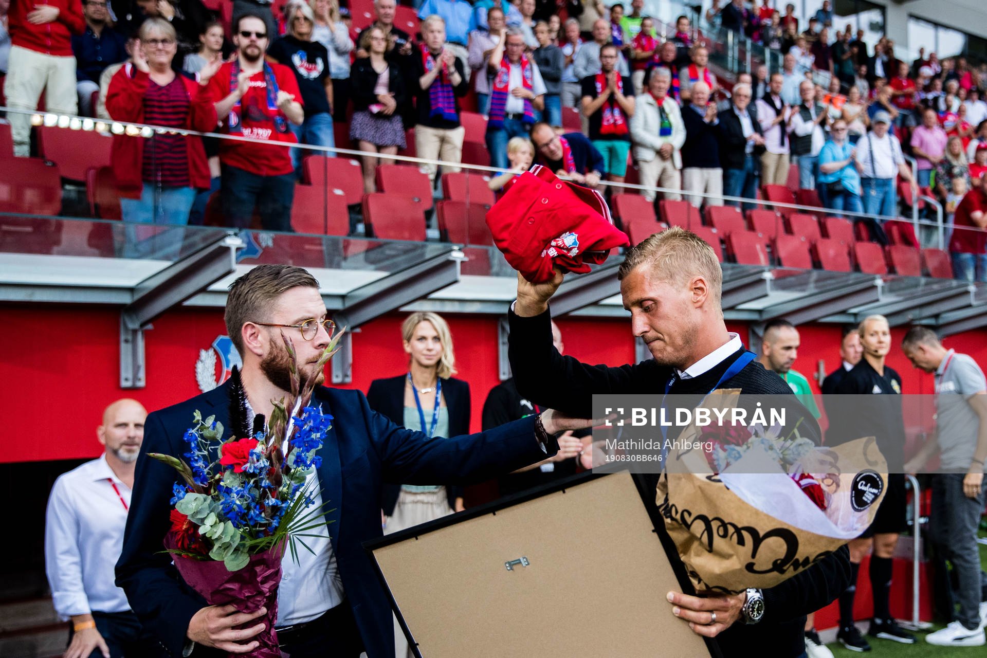 Helsingborgs målvakt Pär Hansson tackas av