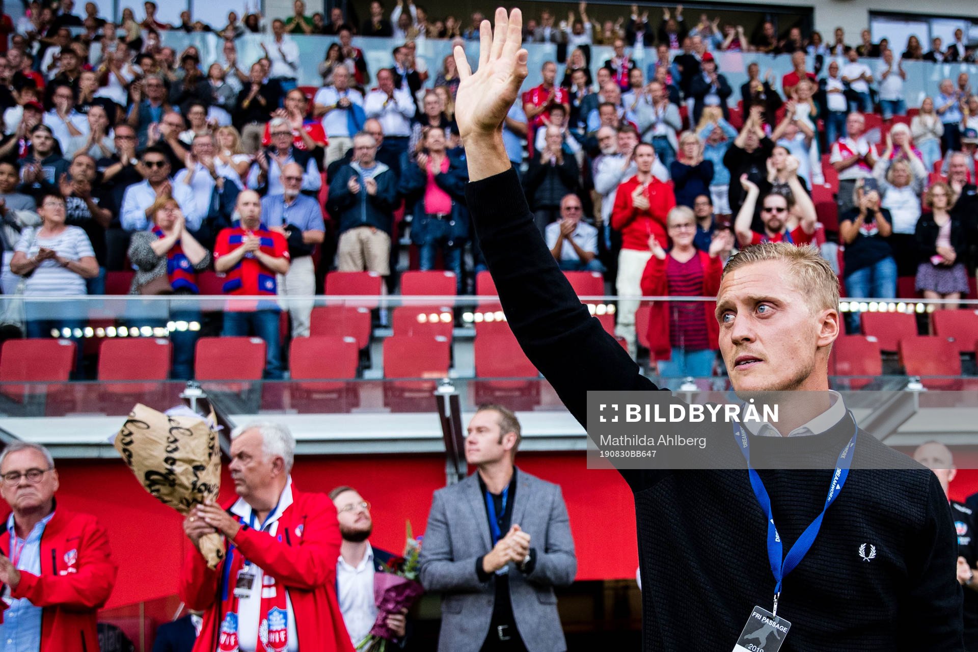 Helsingborgs målvakt Pär Hansson tackas av