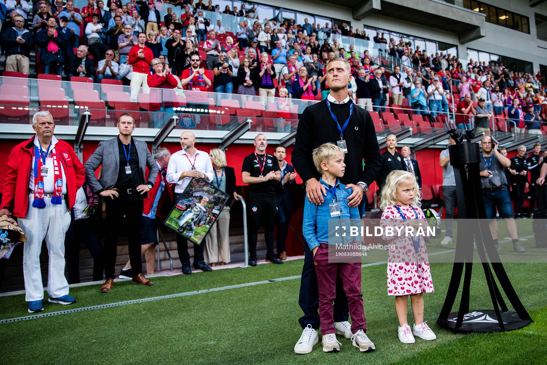 Helsingborgs målvakt Pär Hansson tackas av