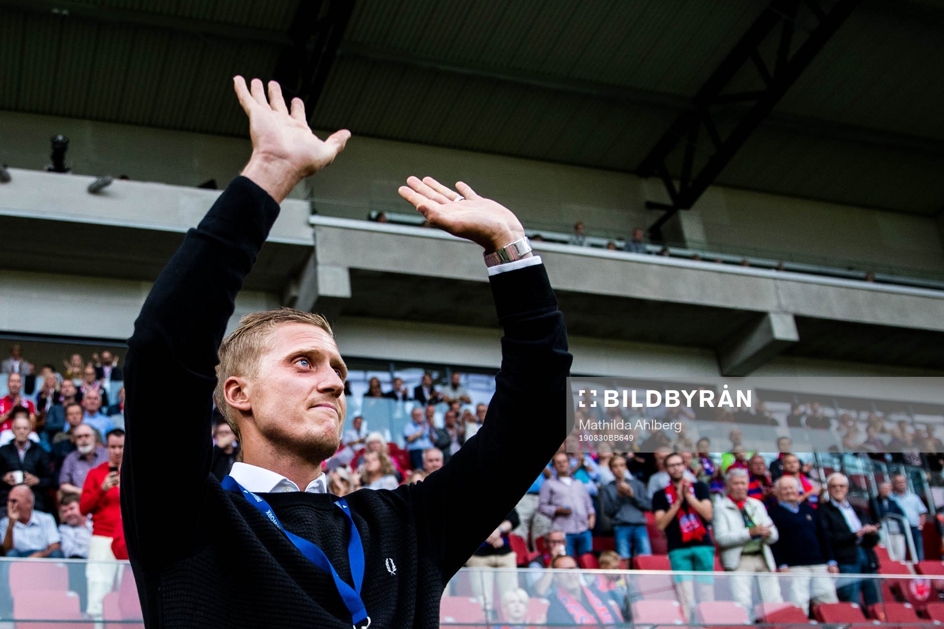 Helsingborgs målvakt Pär Hansson tackas av