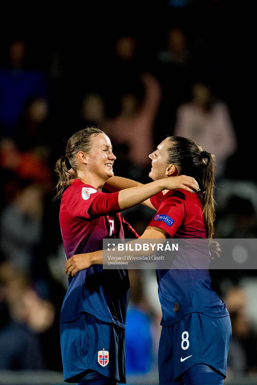 Kristine Minde and Vilde Bøe Risa of Norway celebrates