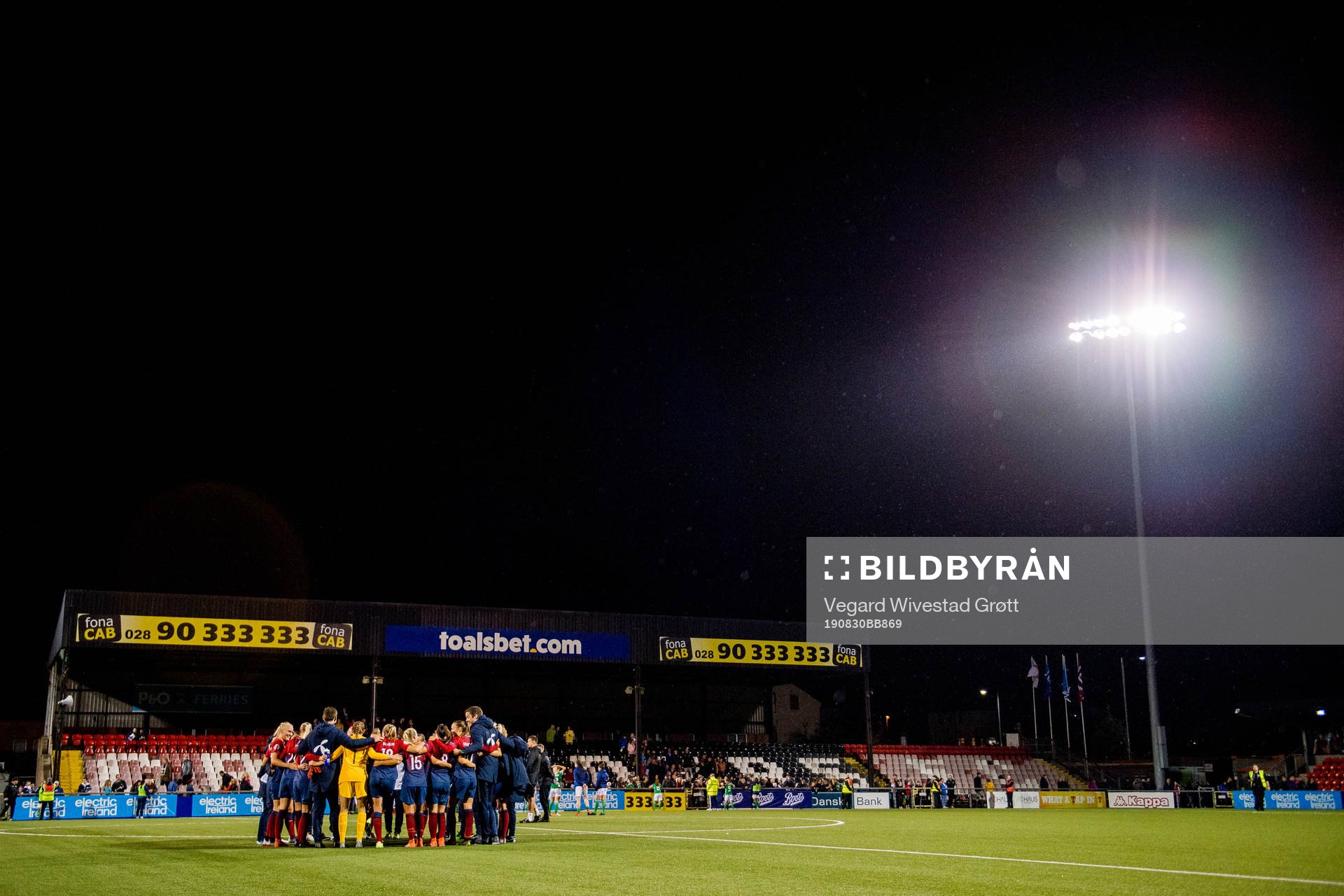 Players and staff of Norway gather in a circle