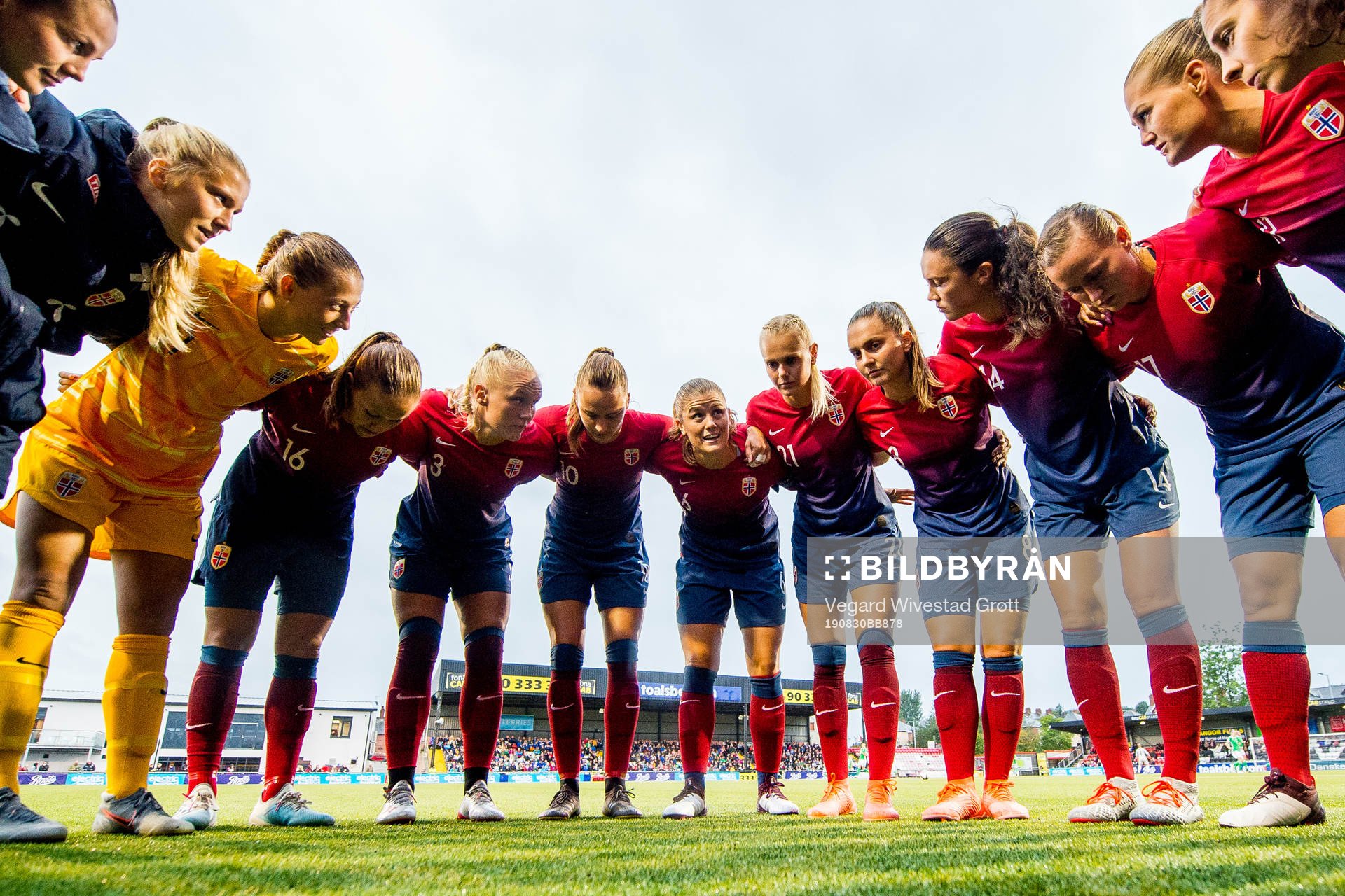 Emilie Nautnes, goalkeeper Cecilie Fiskerstrand, Guro