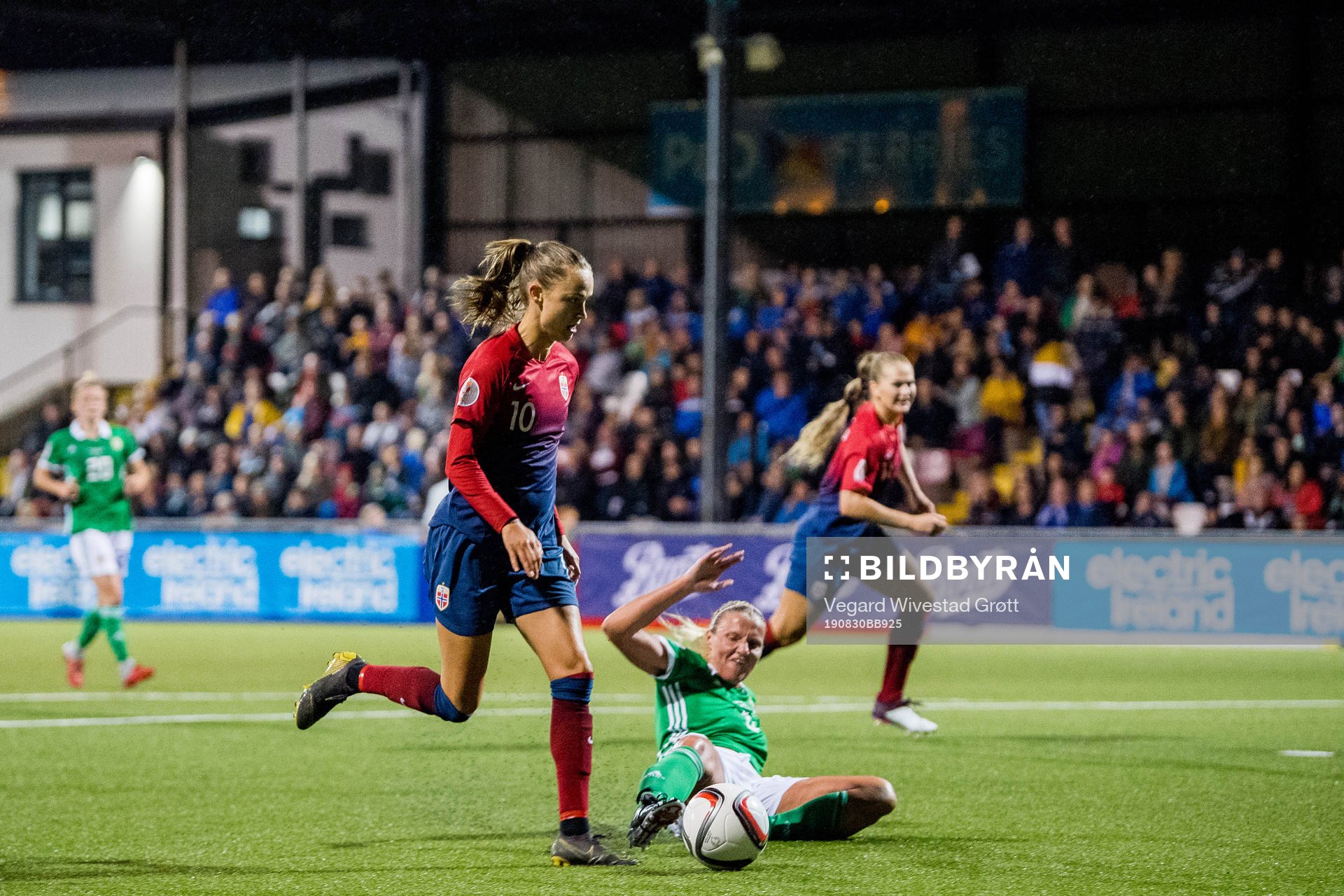 Caroline Graham Hansen of Norway scores 0-3