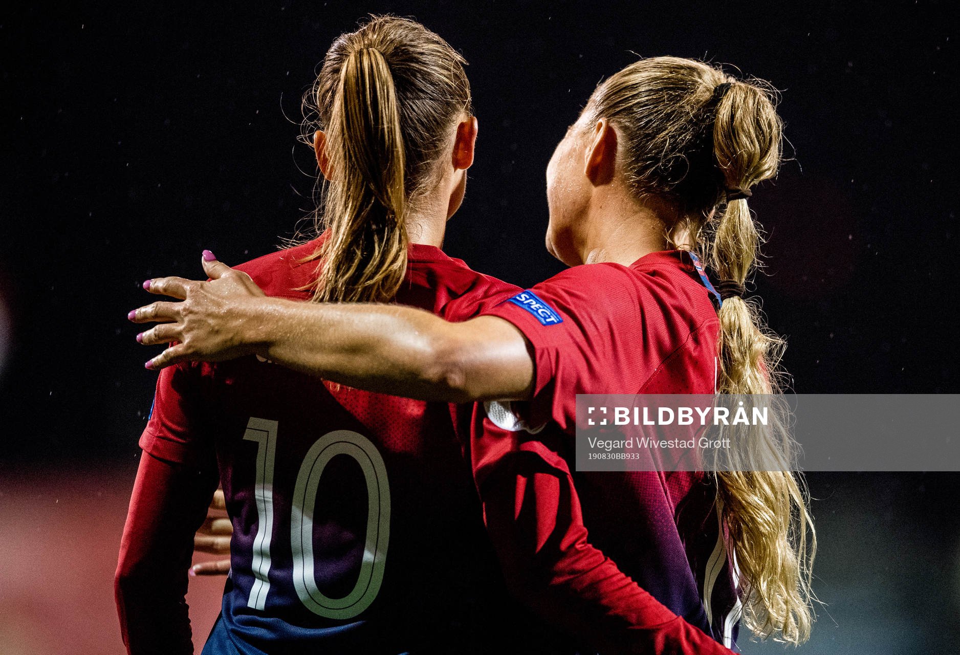 Caroline Graham Hansen of Norway celebrates with Lisa-Marie