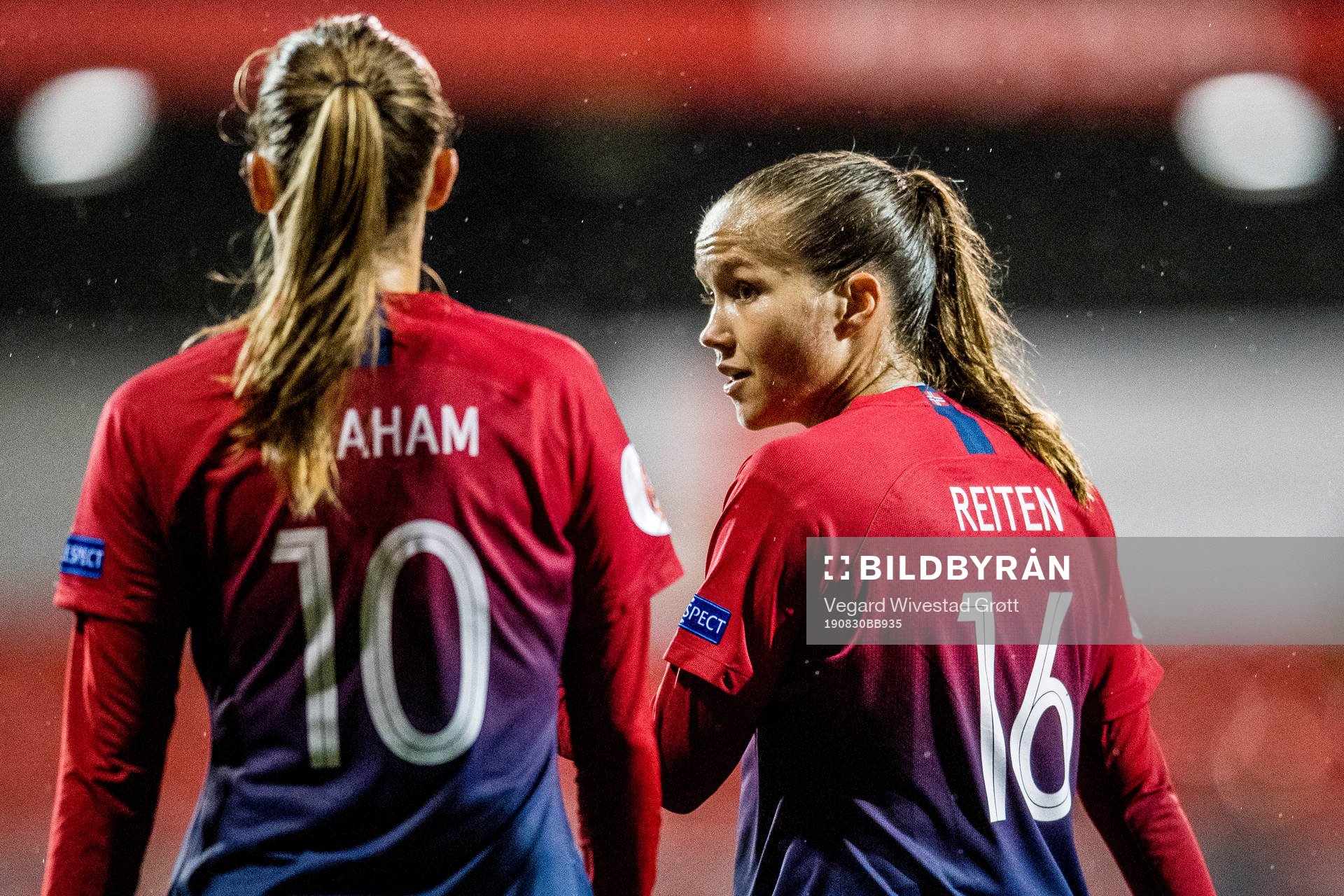 Caroline Graham Hansen of Norway celebrates with Guro Reiten