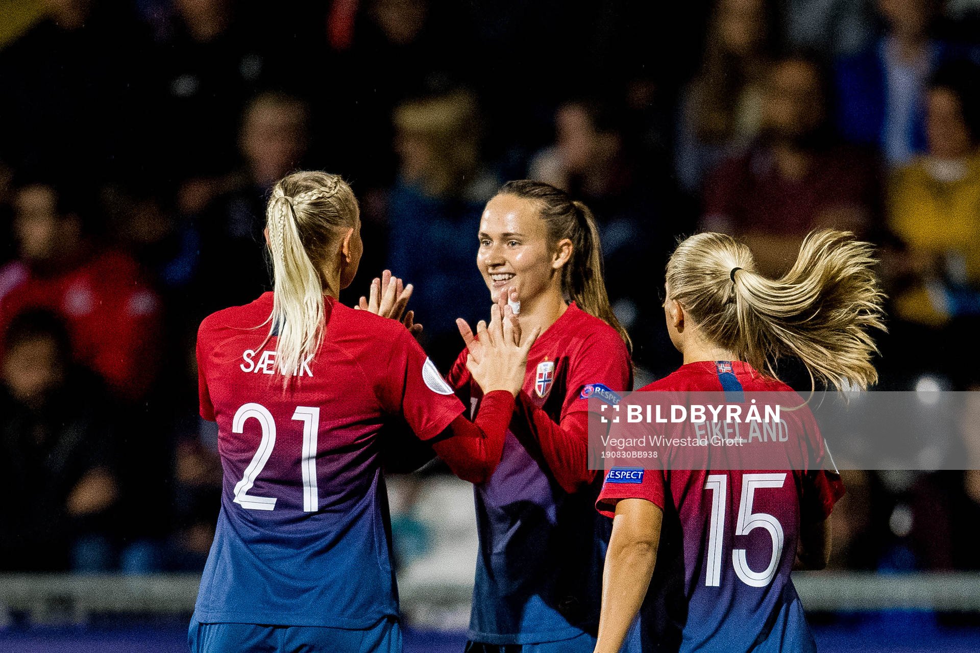Caroline Graham Hansen of Norway celebrates with teammates
