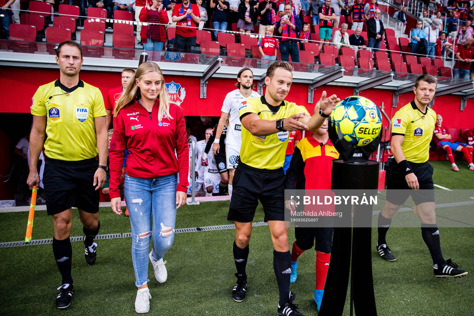Assisterande domare Mikael Hallin, Hanna Johansson och huvuddomare Kristoffer Karlsson går in på plan inför fotbollsmatchen i Allsvenskan mellan Helsingborg och Östersund den 30 augusti 2019 i Helsingborg .