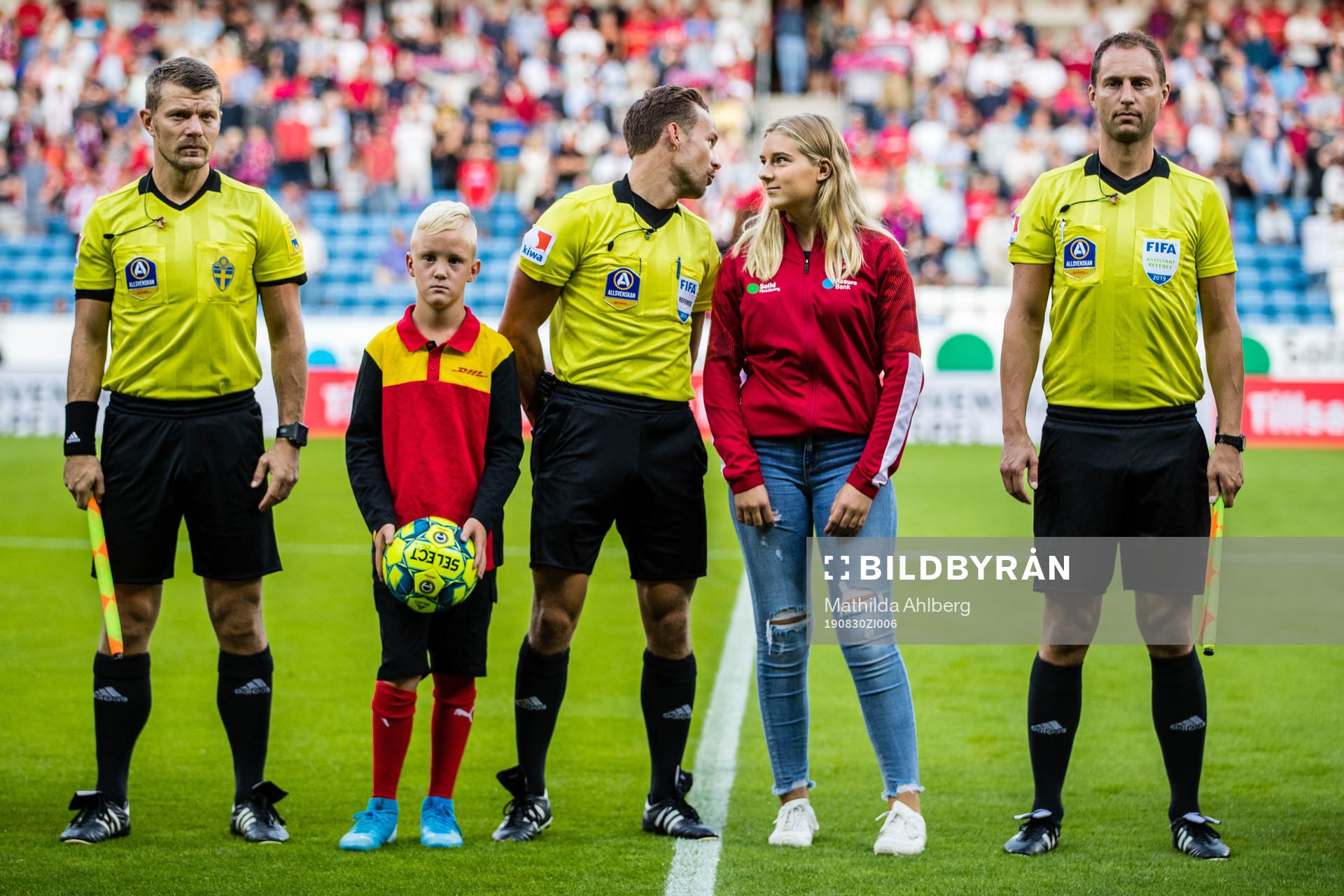 Assisterande domare Niclas Ivarsson, DHL-maskot med