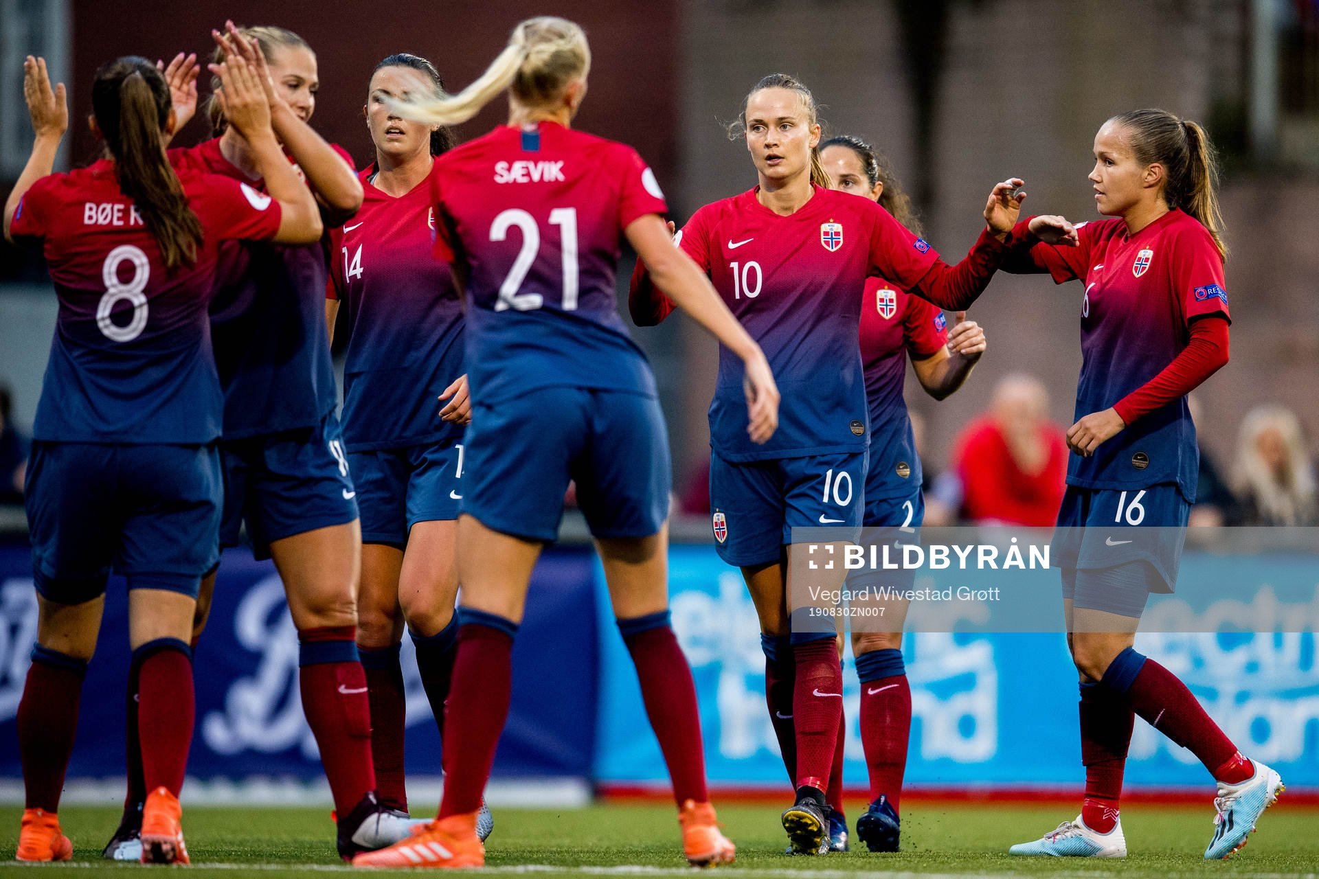 Caroline Graham Hansen of Norway celebrates with Guro Reiten
