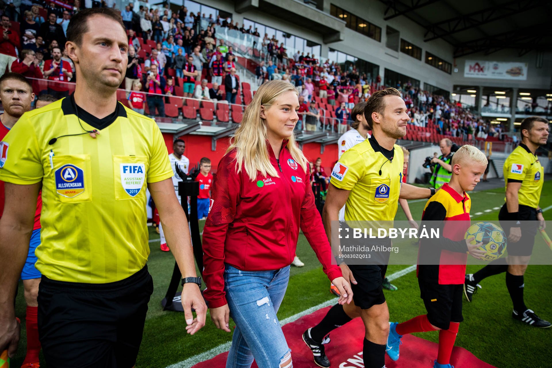 Assisterande domare Mikael Hallin, Hanna Johansson och huvuddomare Kristoffer Karlsson går in på plan inför fotbollsmatchen i Allsvenskan mellan Helsingborg och Östersund den 30 augusti 2019 i Helsingborg .