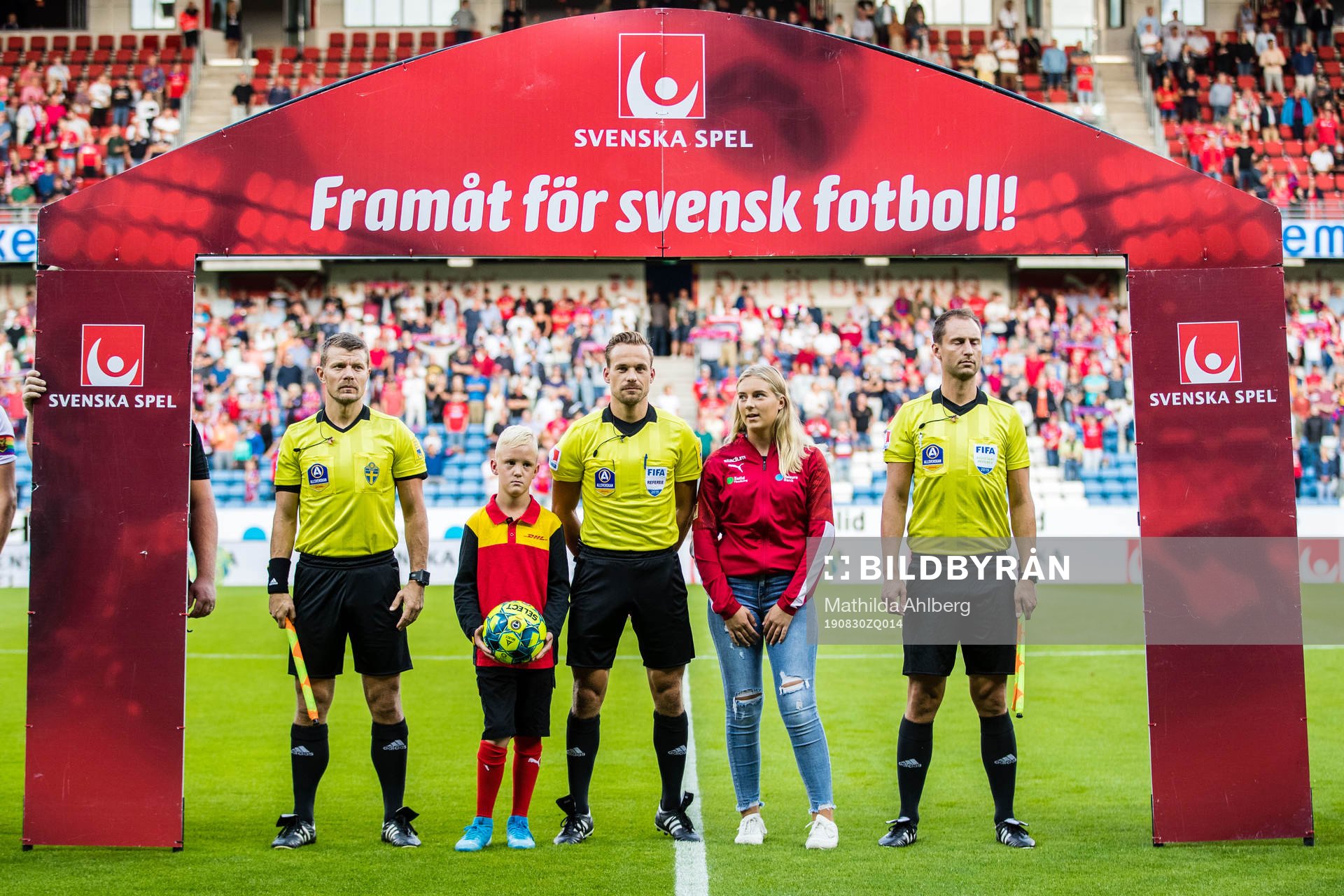 Assisterande domare Niclas Ivarsson, DHL-maskot med
