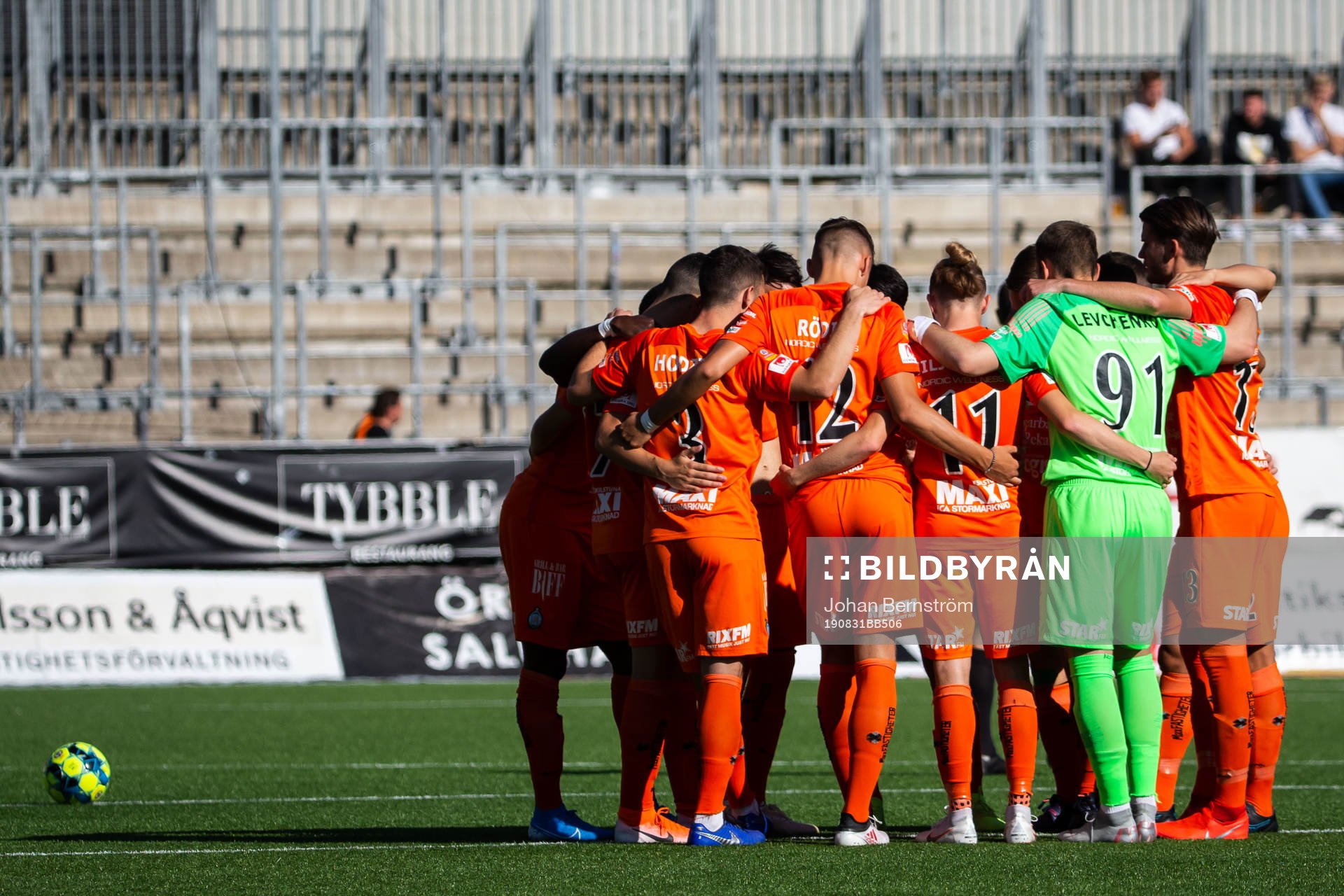 AFC Eskilstunas spelare samlas