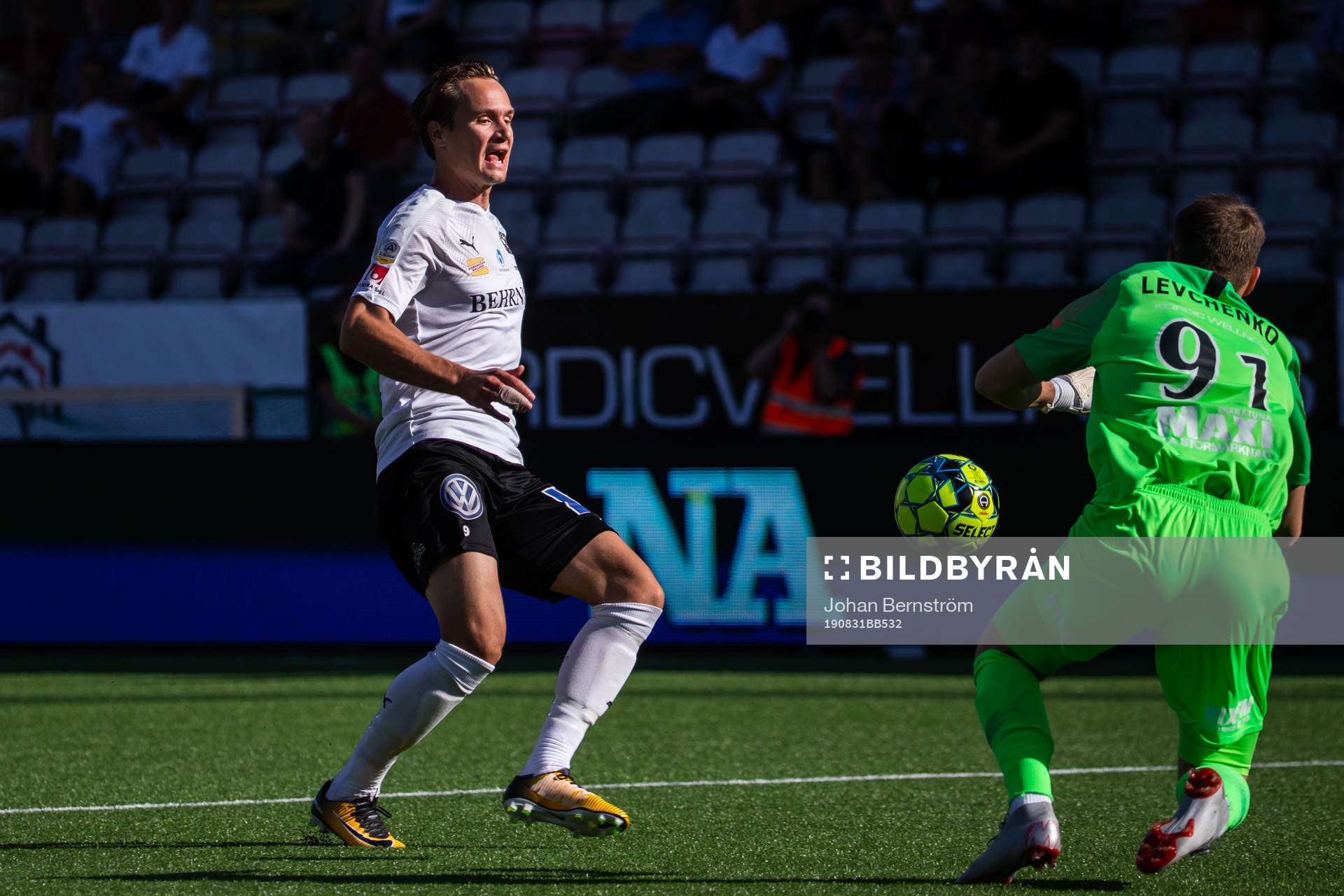 Örebros Viktor Prodell och AFC Eskilstunas målvakt Ihor