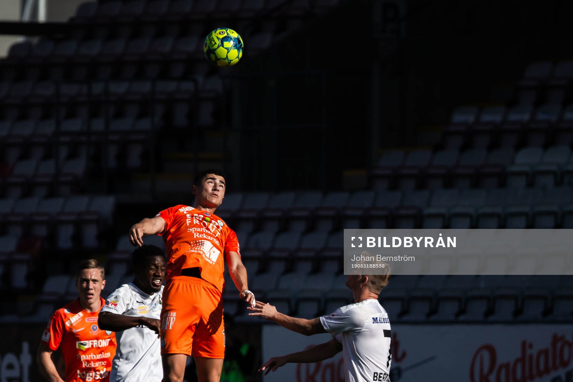 AFC Eskilstunas Ismet Lushaku mot Örebros Kevin Wright och