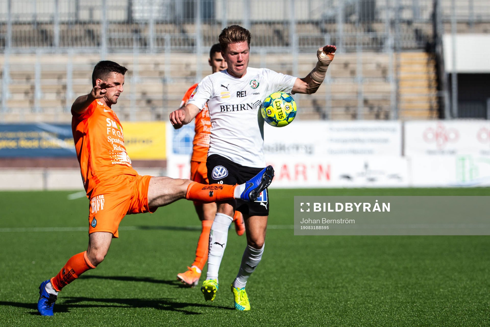 Örebros Martin Broberg och AFC Eskilstunas Kadir Hodzic