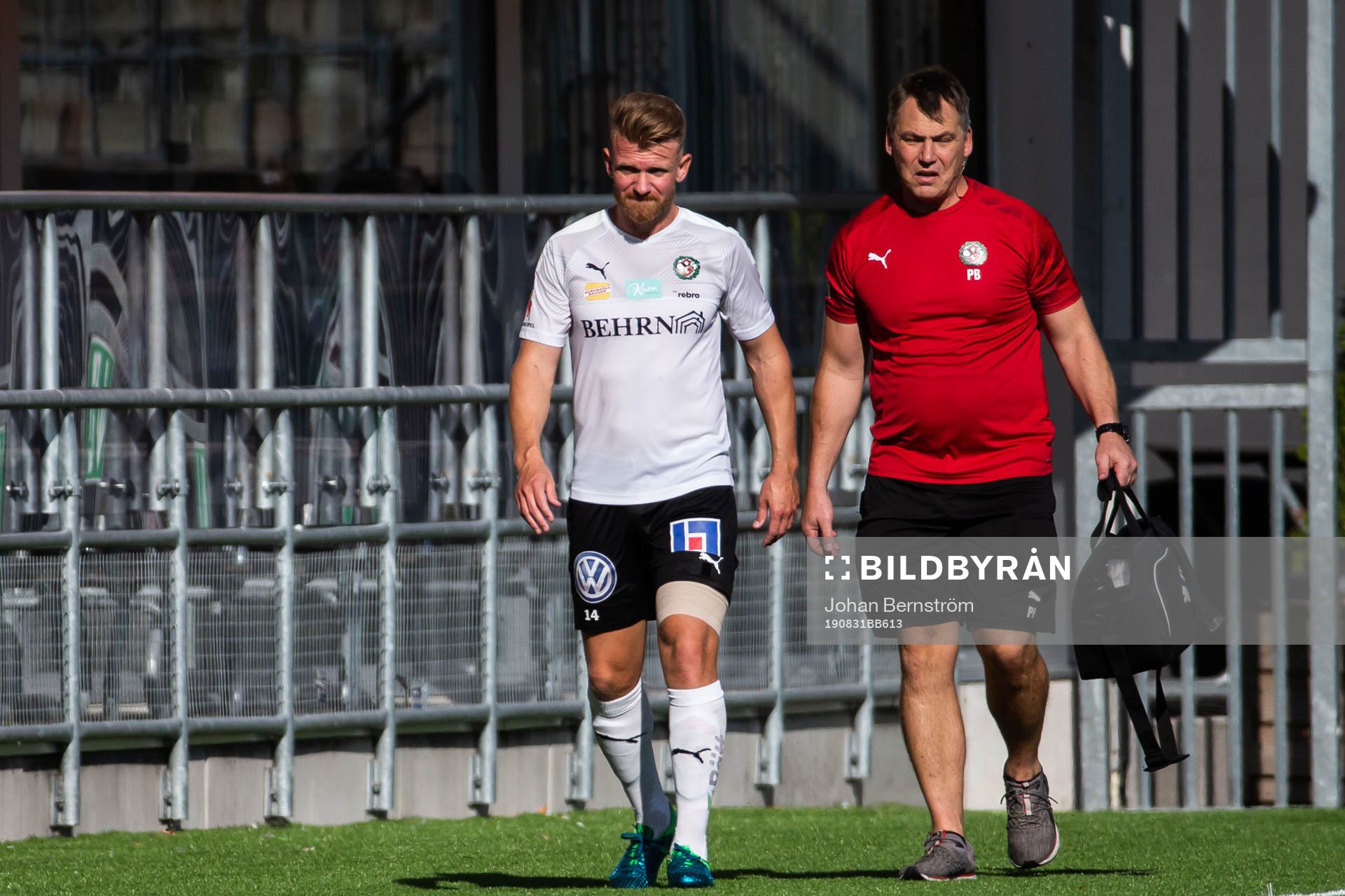 Örebros Michael Almebäck lämnar planen