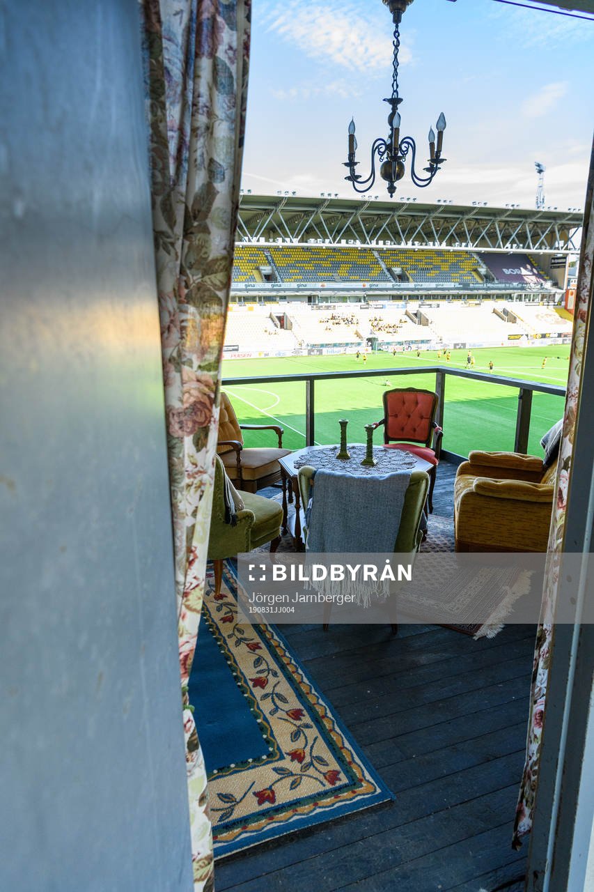 Vardagsrummet på Borås arena med utsikt över planen